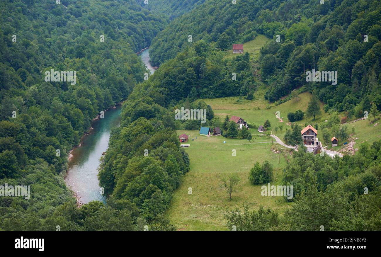Bergfluss von Tara und Camping-Häuser für Touristen in Montenegro Stockfoto