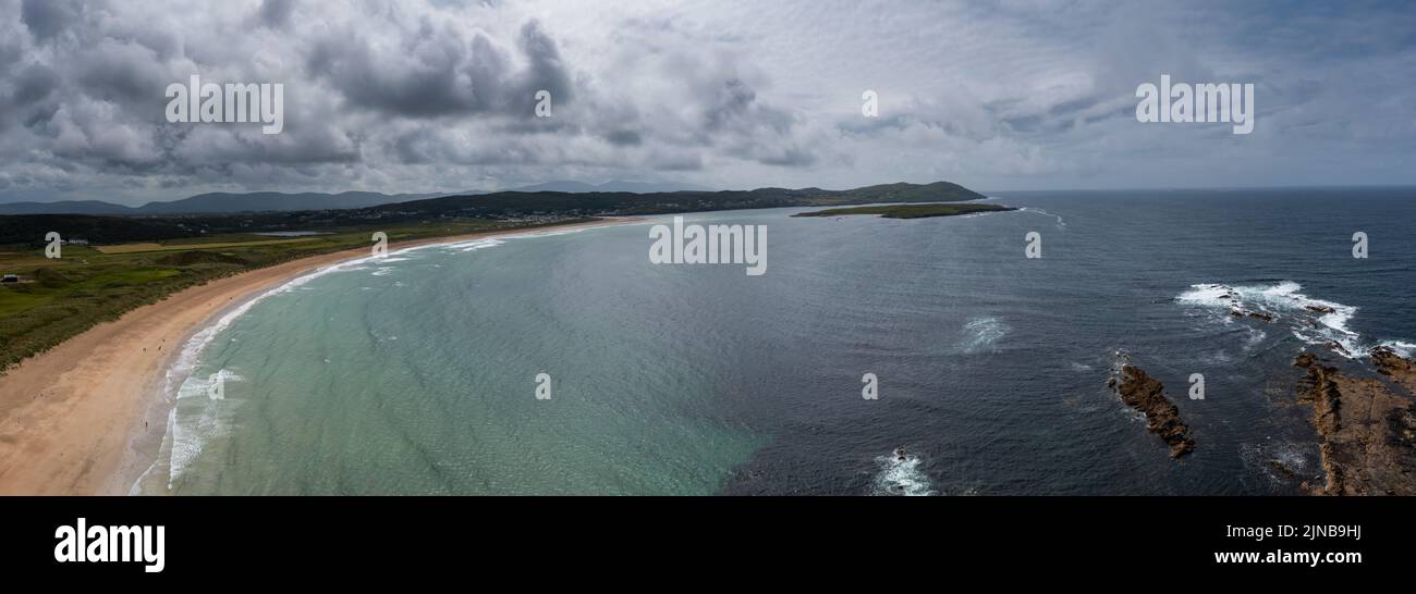 Eine Panorama-Luftaufnahme des goldenen Sandstrands und des türkisfarbenen Wassers des Strandes von Narin-Portnoo Stockfoto