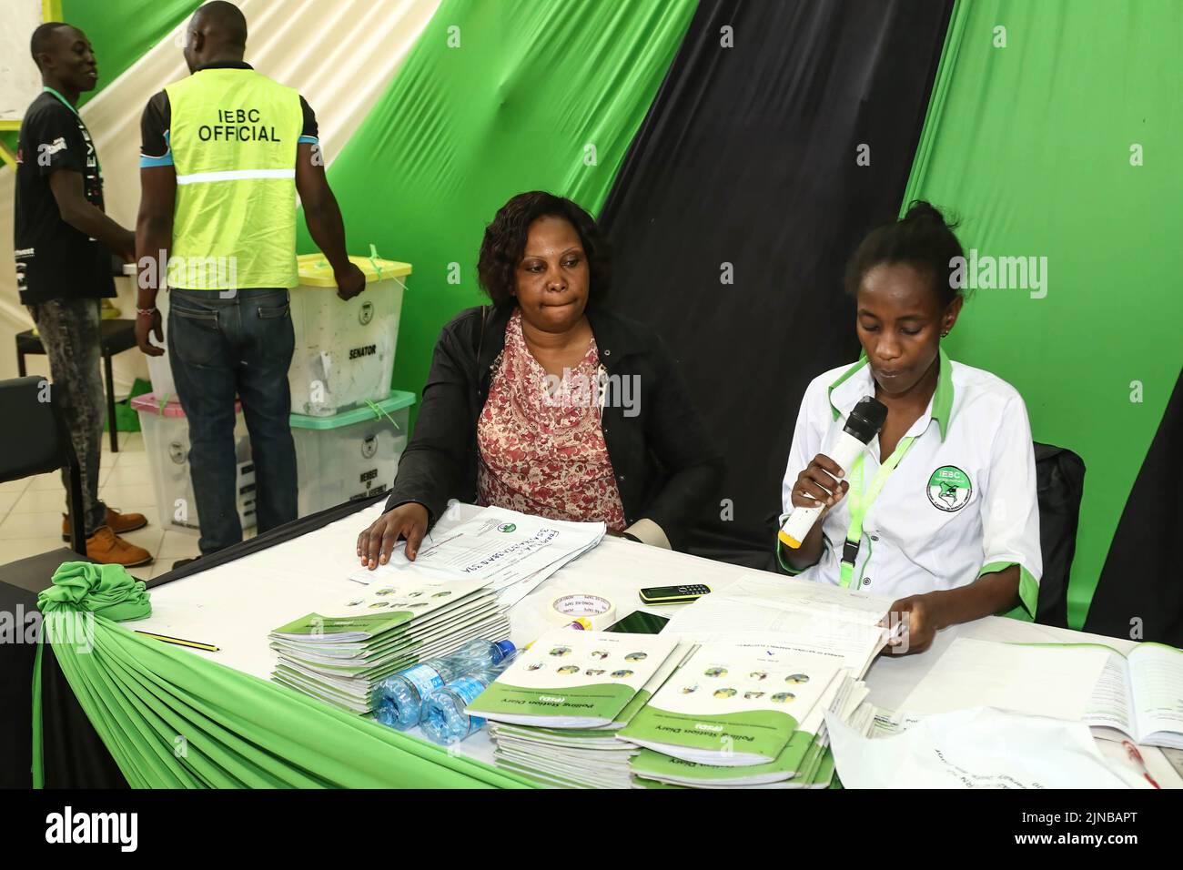 Nakuru, Rift Valley, Kenia. 10. August 2022. Ein Wahlbeamter (R) liest im Tallying Center des Kenya Industrial Training Institute ausgezählt Stimmen vor. Die Spitzenreiter der Präsidentschaftswahlen, Raila Odinga von der Azimio La Umoja Coalition und William Ruto von der Kenya Kwanza Alliance, liegen sich eng und Hals an Kopf. (Bild: © James Wakibia/SOPA Images via ZUMA Press Wire) Quelle: ZUMA Press, Inc./Alamy Live News Stockfoto