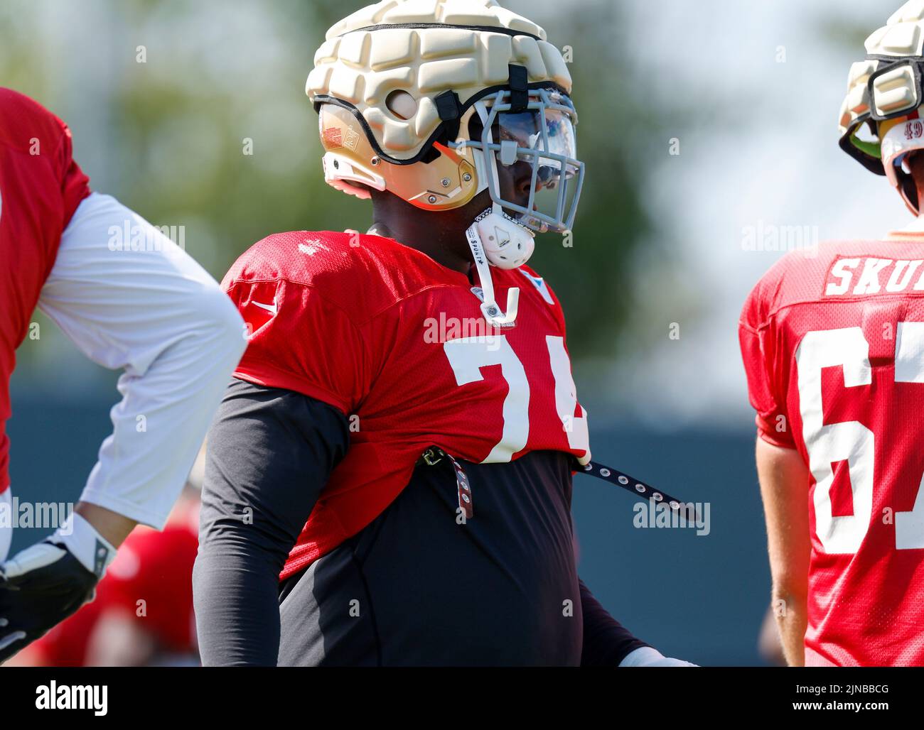 Santa Clara, Usa. 07. August 2022. SANTA CLARA, KALIFORNIEN - 07. AUGUST: San Francisco 49ers' Spencer Burford (74) steht am Sonntag, den 7. August 2022, während des Trainingslagers auf dem Übungsgelände im Levi's Stadium in Santa Clara, Kalifornien, auf dem Feld. (Foto von Nhat V. Meyer/The Mercury News/TNS/Sipa USA) Quelle: SIPA USA/Alamy Live News Stockfoto