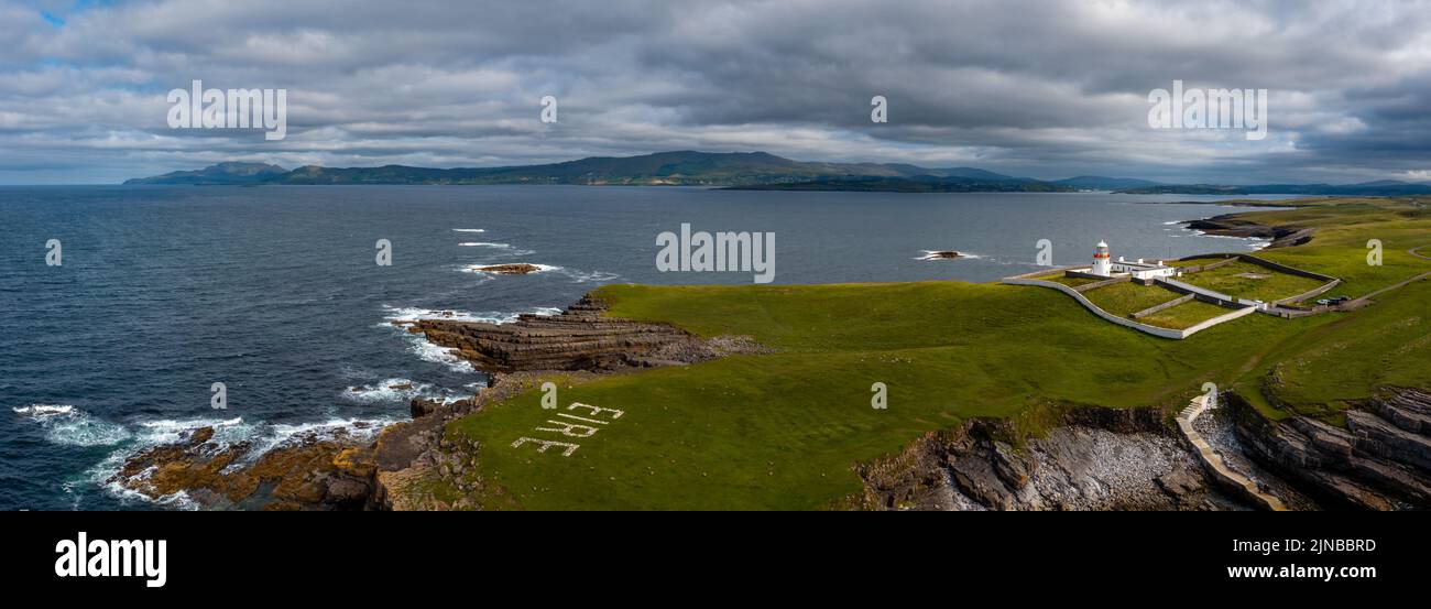 Eine Drohnenpanorama-Landschaft von St. John's Point und der Leuchtturm in Donegal Bay im Nordwesten Irlands Stockfoto