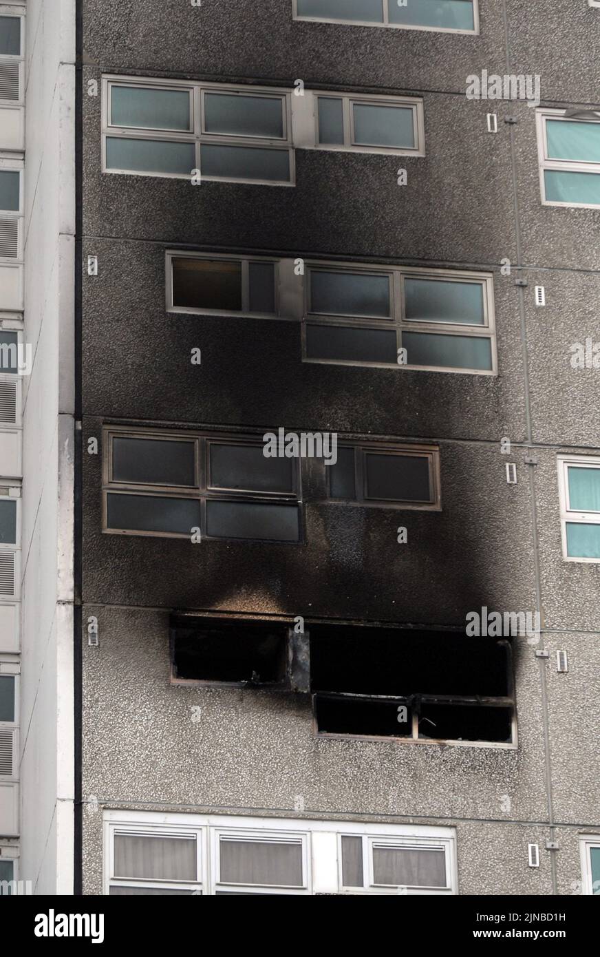 DIE VERBRANNTEN OUTFLAT IN SHIRLEY TOWERS, SOUTHAMPTON, WO ZWEI FEUERWEHRLEUTE BEI DER BEKÄMPFUNG DES FEUERS STARBEN. PIC MIKE WALKER, 2010 Stockfoto