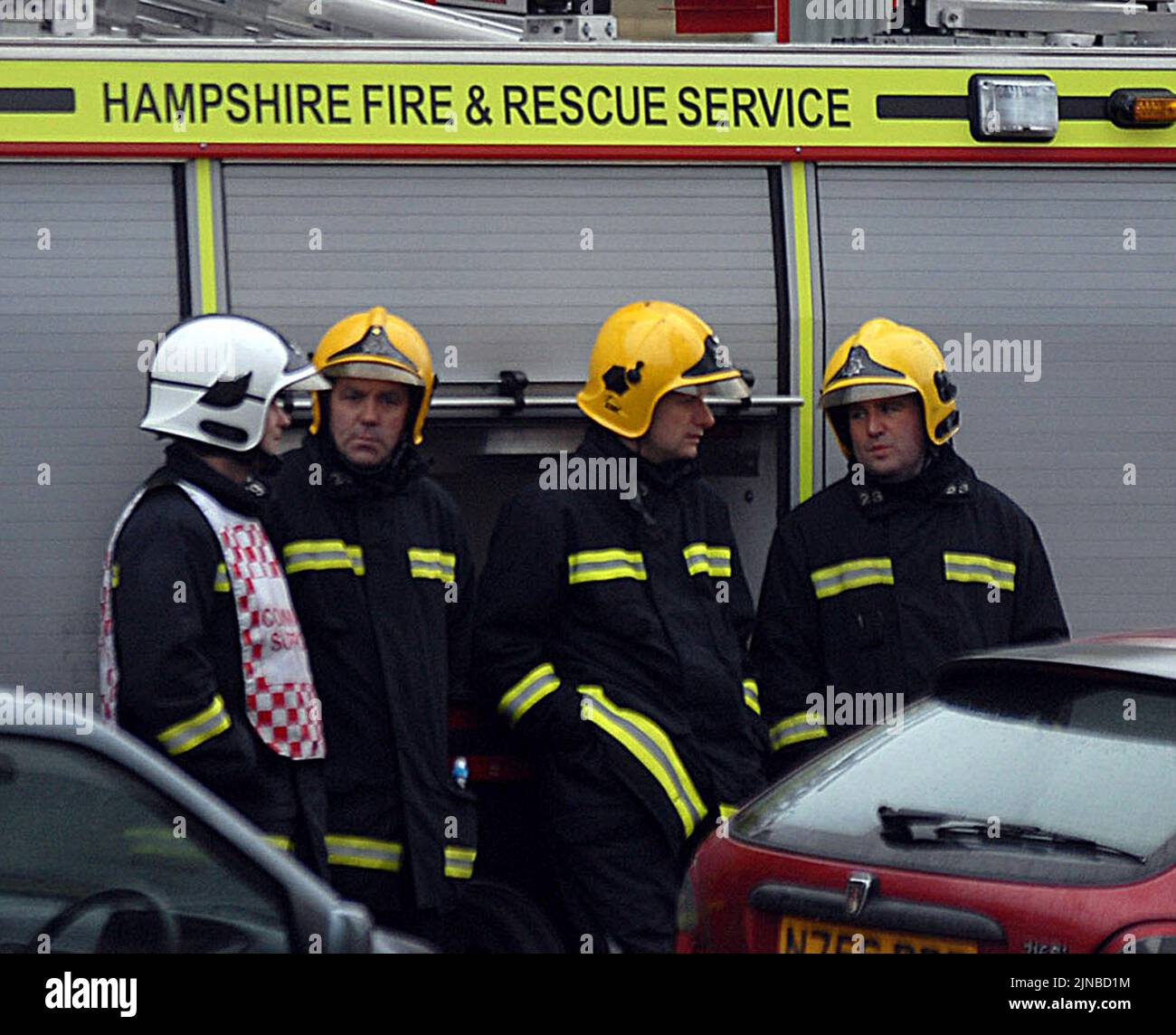 FEUERWEHRLEUTE IN SHIRLEY TOWERS, SOUTHAMPTON, WO ZWEI IHRER KOLLEGEN IM KAMPF GEGEN DIE FLAMME STARBEN. PIC MIKE WALKER, 2010 Stockfoto