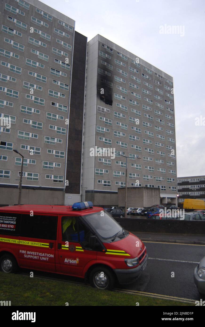 DIE VERBRANNTEN OUTFLAT IN SHIRLEY TOWERS, SOUTHAMPTON, WO ZWEI FEUERWEHRLEUTE BEI DER BEKÄMPFUNG DES FEUERS STARBEN. PIC MIKE WALKER, 2010 Stockfoto