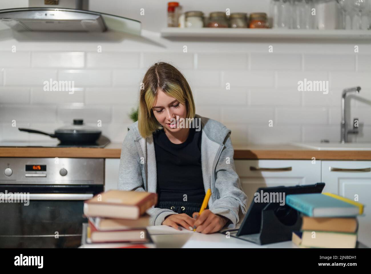 Teenagermädchen, die zu Hause ihre Schularbeiten macht. Stockfoto