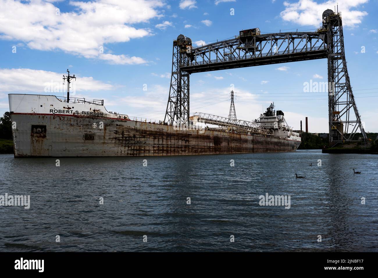 St Catharines, Ontario, Kanada – 2. JULI 2022 - die MV Robert S. Peirson nach dem Clearing der Glendale Ave. Bridge, Bridge 5, im Welland Canal, Teil Stockfoto