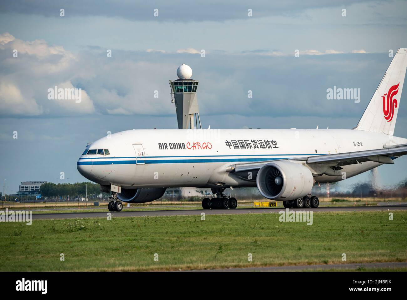 Amsterdam Shiphol Airport, Polderbaan, eine von 6 Start- und Landebahnen, B-2091 Air China Cargo Boeing 777F, Stockfoto