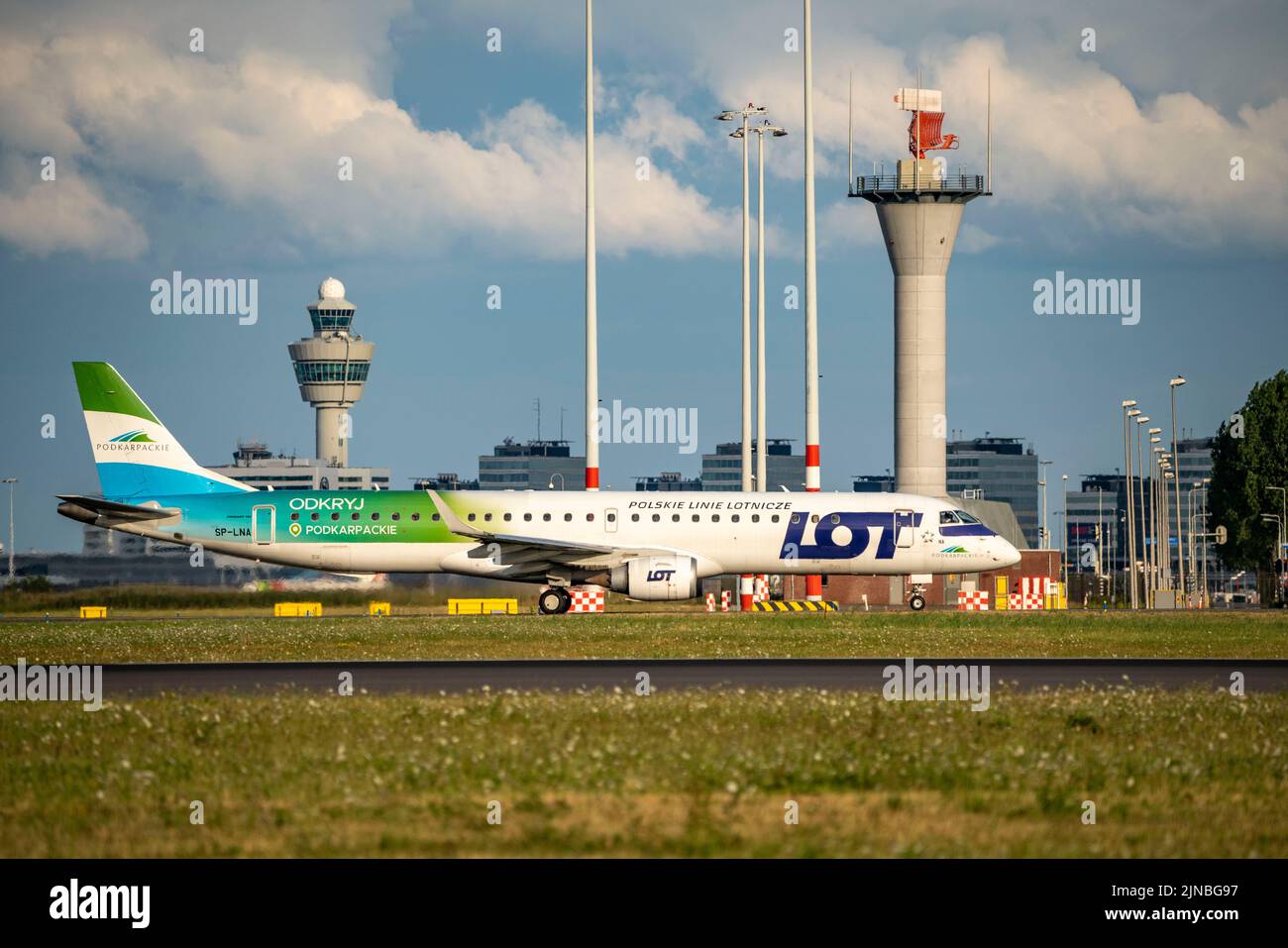 Amsterdam Shiphol Airport, Polderbaan, eine von 6 Start- und Landebahnen, Flugsicherung im Turm, Rollweg zum Start, SP-LNA, LOT - Polish Airlines Embraer ERJ-195 Stockfoto