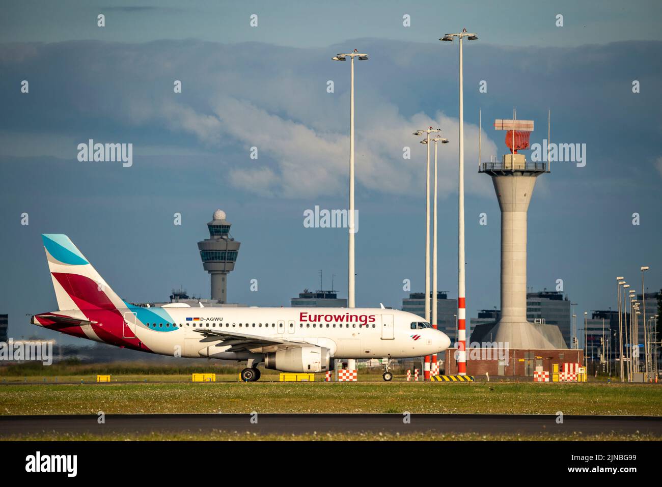 Amsterdam Shiphol Airport, Polderbaan, eine von 6 Start- und Landebahnen, Flugsicherungsturm, D-AGWU, Eurowings Airbus A319-100, auf dem Rollweg zum Start, Stockfoto