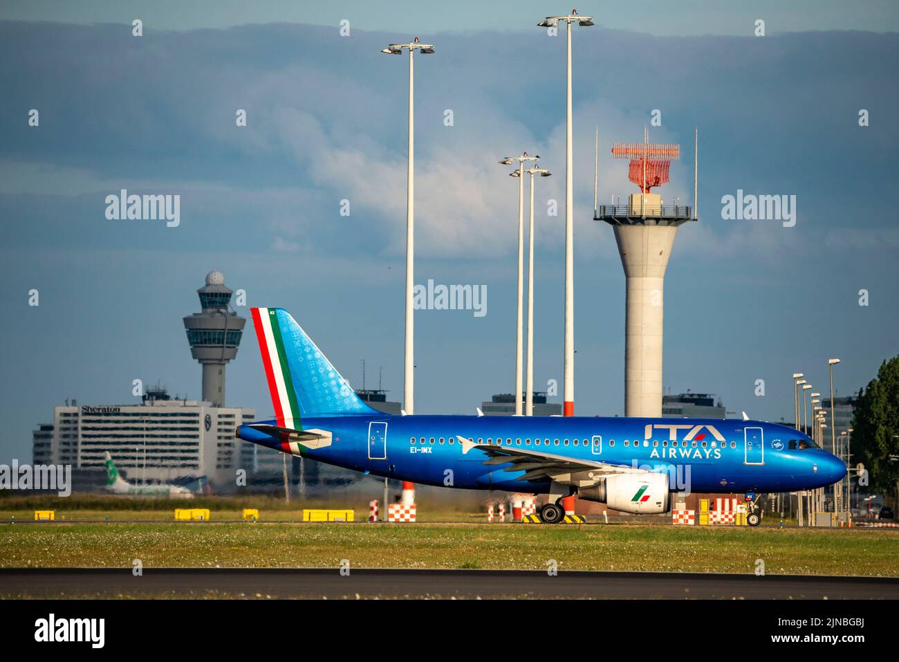 Amsterdam Shiphol Airport, Polderbaan, eine von 6 Start- und Landebahnen, Flugsicherungsturm, auf dem Rollweg zum Start, Ei-IMX, ITA Airways Airbus A319-100. Stockfoto