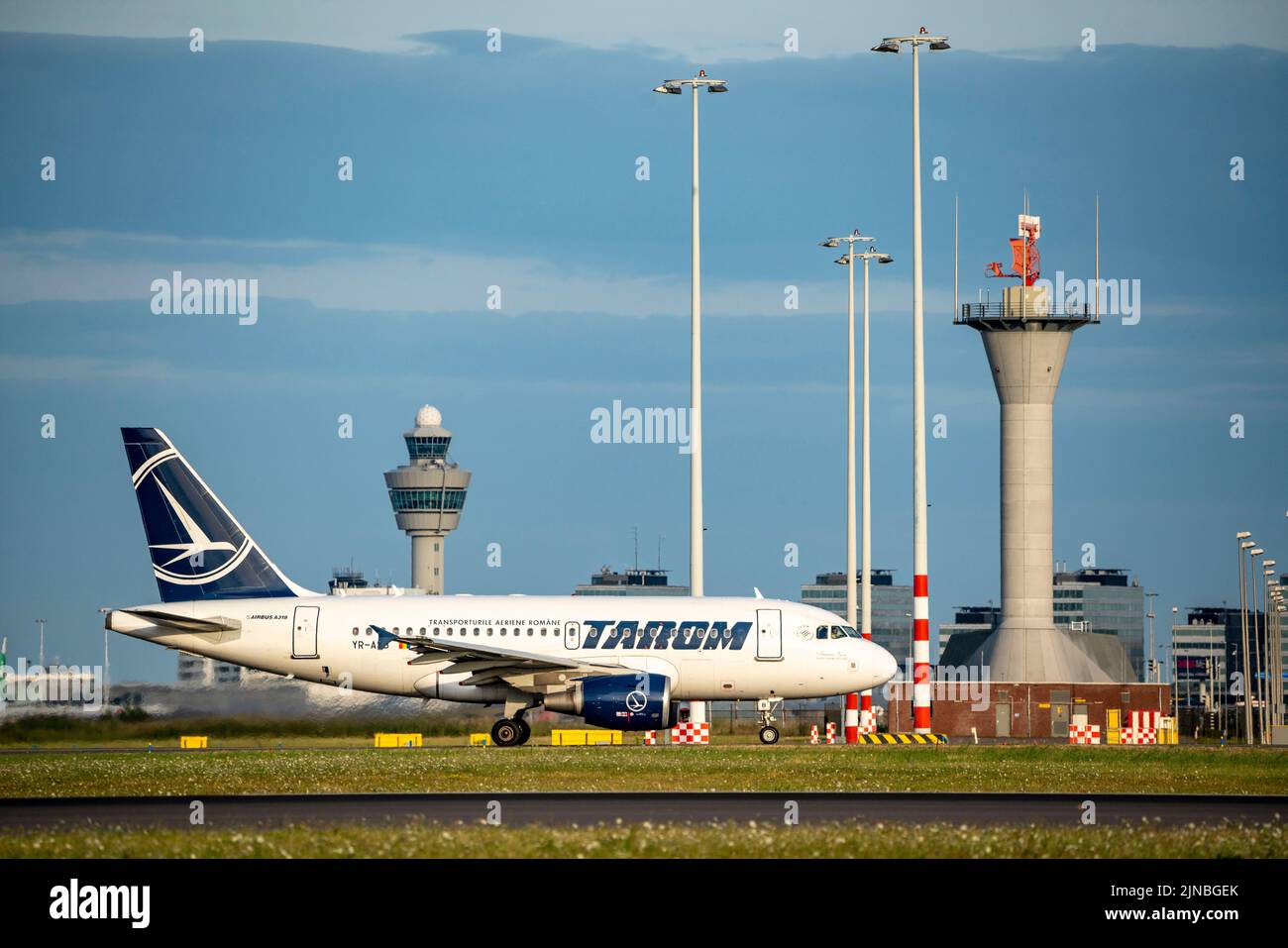 Amsterdam Shiphol Airport, Polderbaan, eine von 6 Start- und Landebahnen, Flugsicherungsturm, auf dem Rollweg zum Start, YR-ASB, TAROM Airbus A318-100. Stockfoto