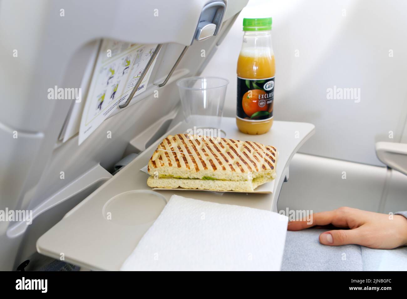 Essen und Trinken im Flugzeug. Stockfoto