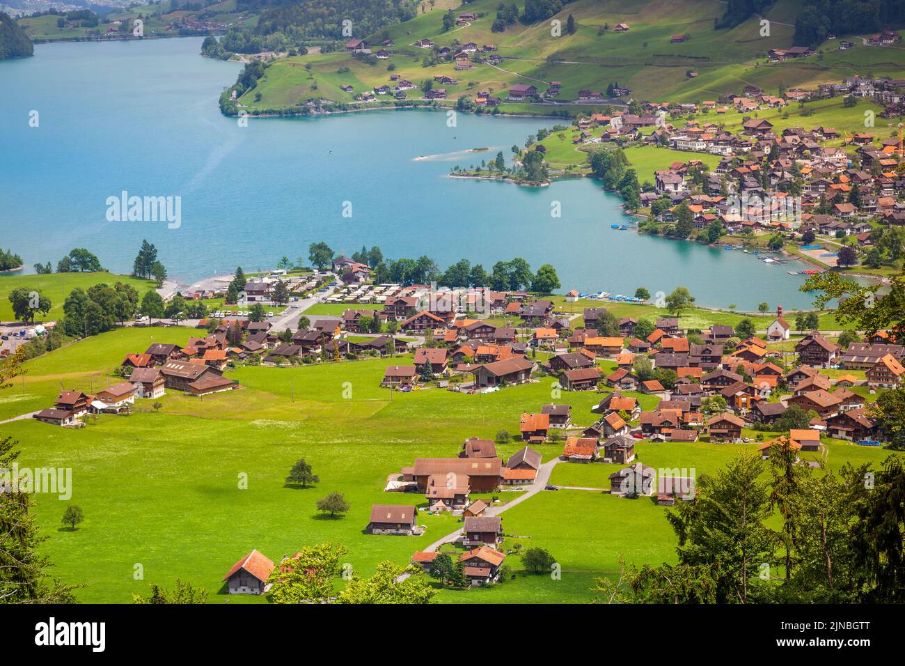 Luftaufnahme auf Lungern und türkisfarbenem See, Schweiz, Europa Stockfoto