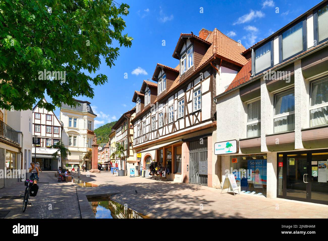 Neustadt an der Weinstraße, Deutschland - August 2022: Laustergasse genannte Gasse im alten historischen Stadtzentrum mit Wasserweg-Projekt Stockfoto