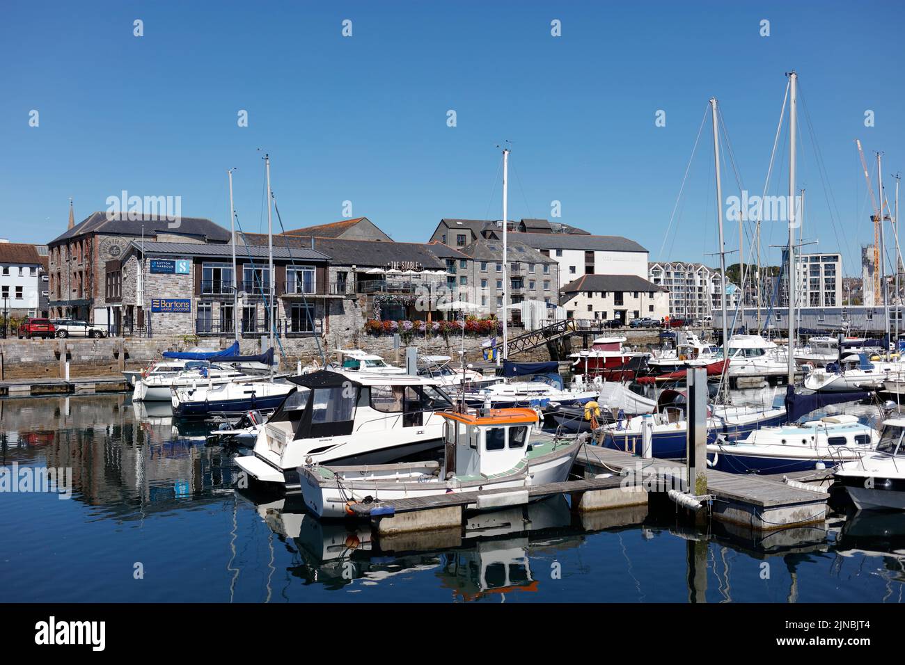 Plymouth, Devon, Großbritannien. 10.. August 2022. Ein sonniger, heißer Sommertag im Barbican in Plymouth. Viele Boote legen am Hafen von Sutton an. Stockfoto