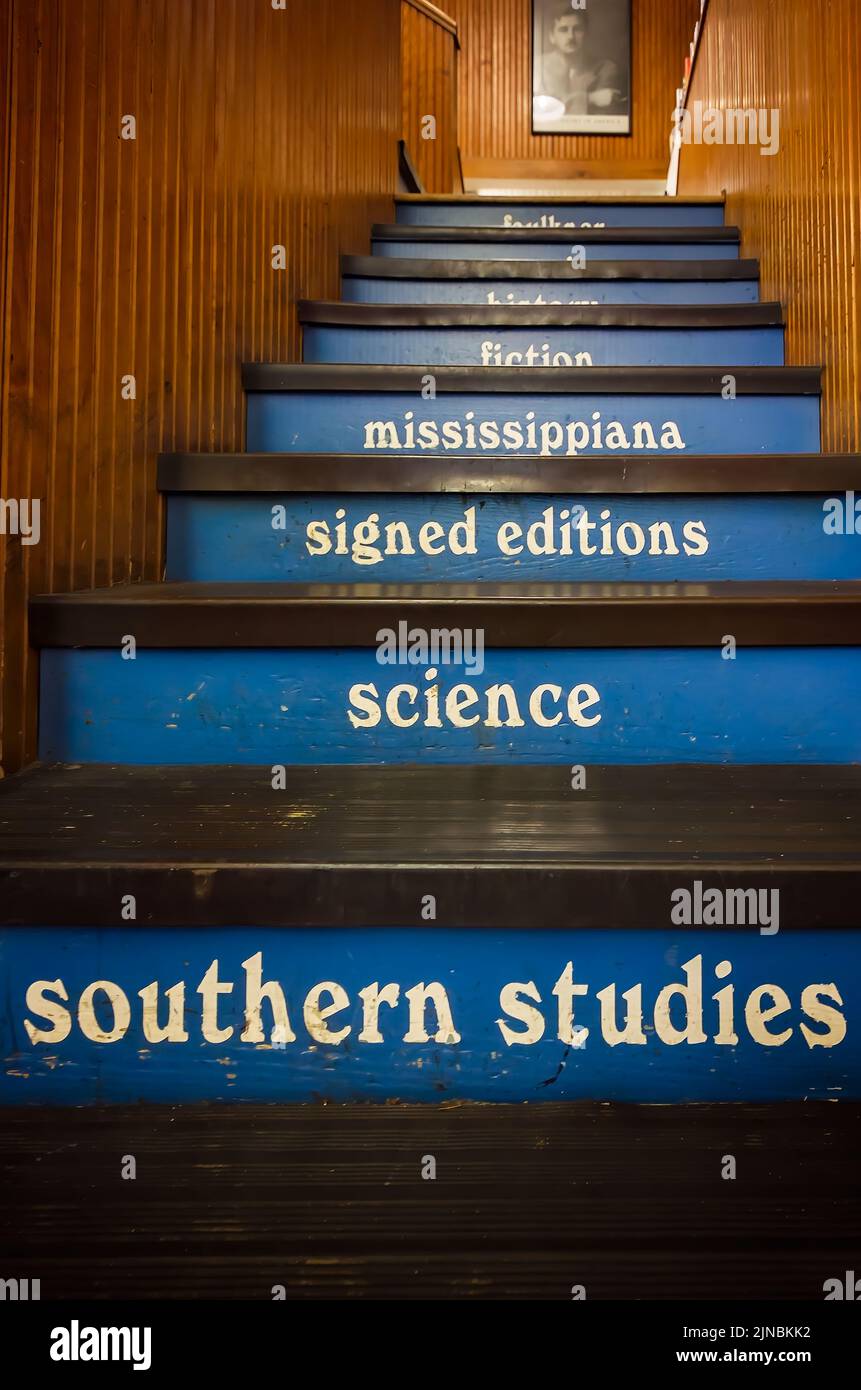 Die Treppe bei Square Books ist mit Themen beschriftet, die von Southern Studies bis hin zu signierten Editionen und Mississippiana in Oxford, Mississippi, reichen. Stockfoto