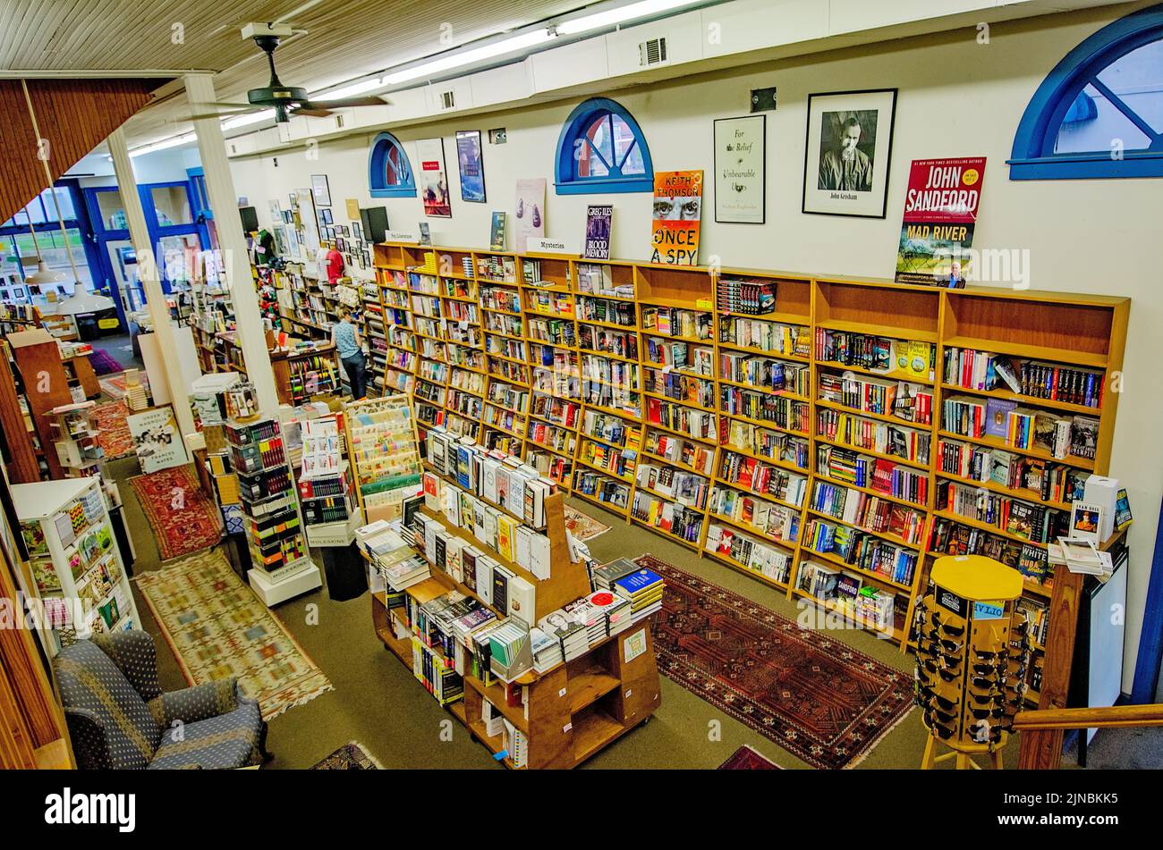 Kunden können die Buchauswahl bei Square Books, 31. Mai 2015, in Oxford, Mississippi, durchstöbern. Stockfoto