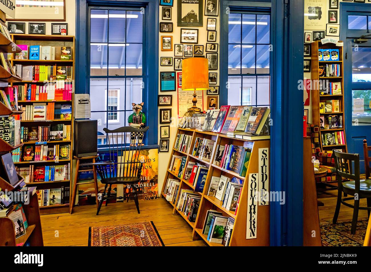 Square Books ist oben in der Southern Studies Sektion, 31. Mai 2015, in Oxford, Mississippi, abgebildet. Stockfoto