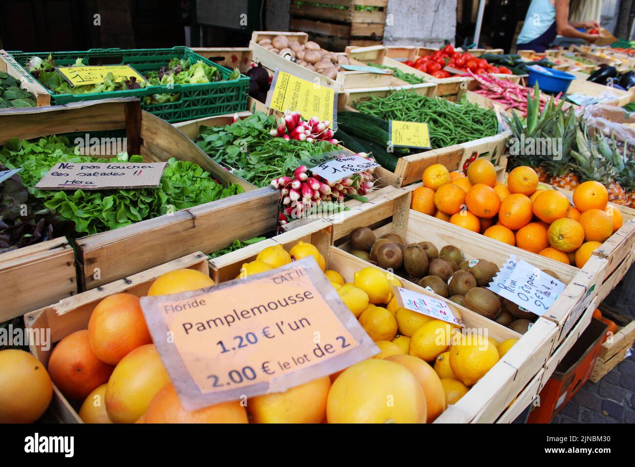 Traditioneller französischer Gemüsestände mit frischem, gesundem Gemüse und Obst auf dem Lebensmittelmarkt in Frankreich Stockfoto