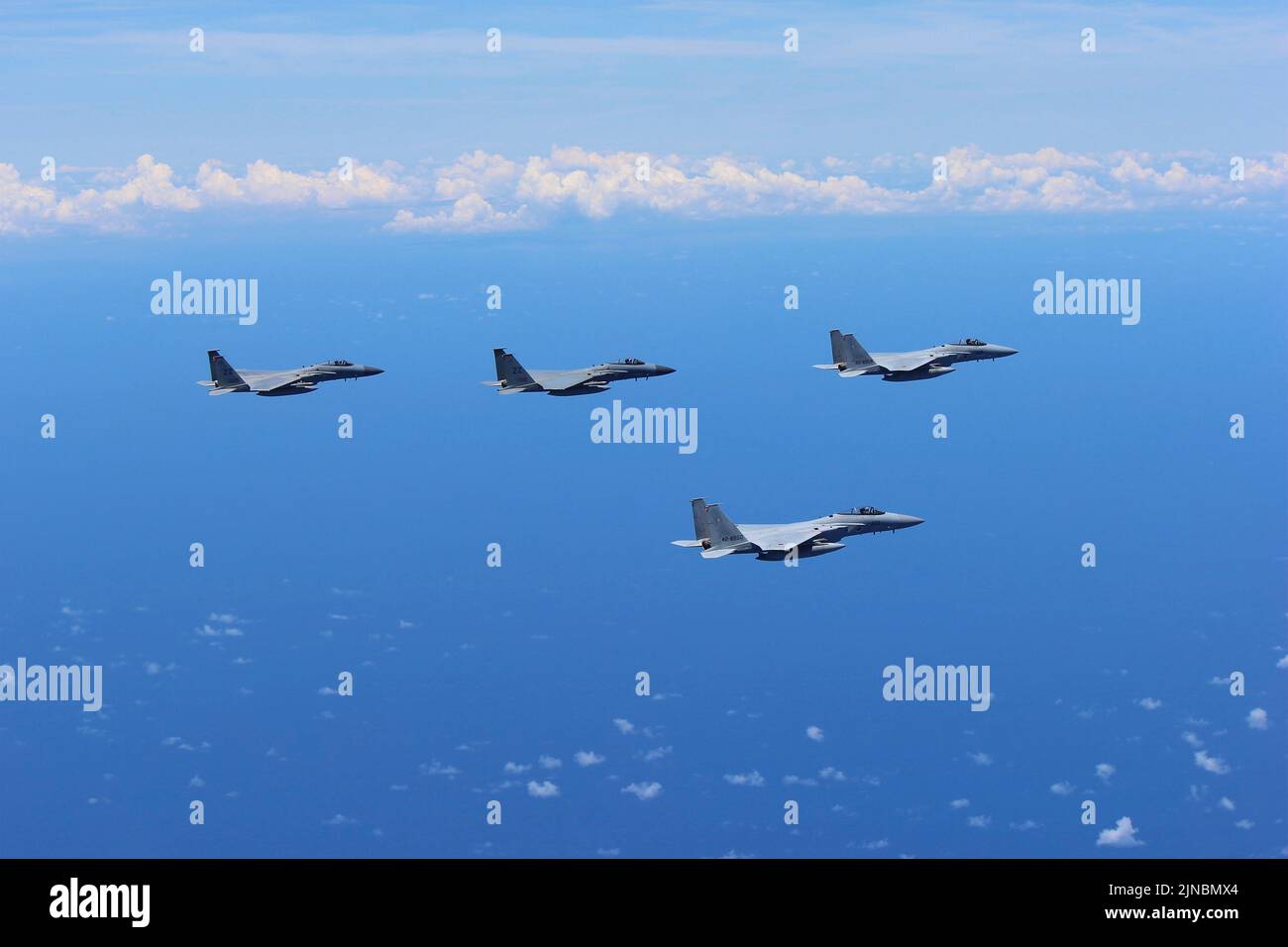 Ostchinesisches Meer, Japan. 10. August 2022. Die Kampfflugzeuge der US Air Force F-15C und der japanischen Air Self-Defense Force F-15J mit dem 9. Air Wing fliegen während des bilateralen Trainings in Formation, um die Abschreckungs- und Reaktionsfähigkeit in der Indo-Pazifik-Region zu verbessern, am 4. August 2022 vor der Küste von Okinawa, Japan. Quelle: JASDF/USA Air Force/Alamy Live News Stockfoto