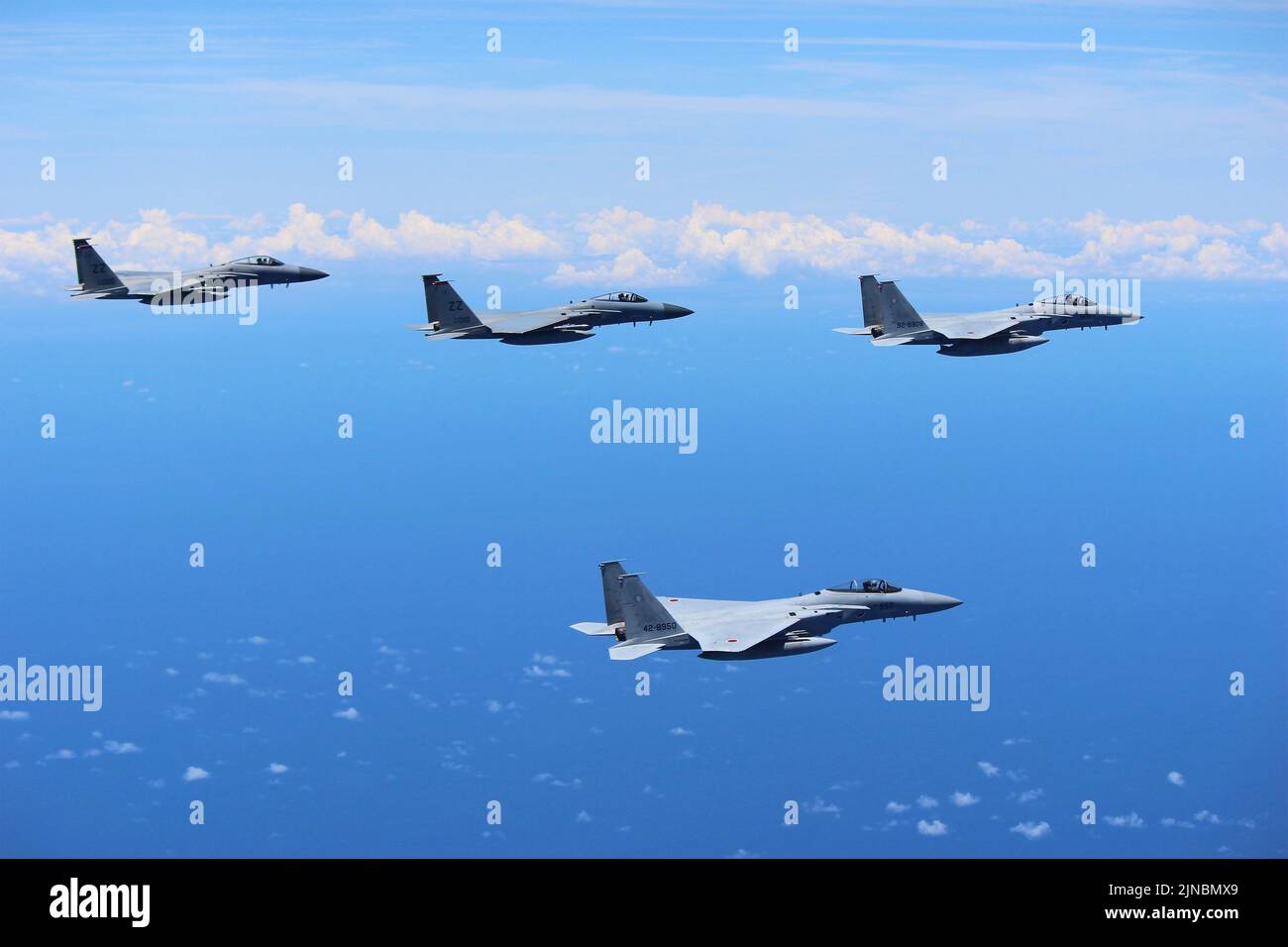 Ostchinesisches Meer, Japan. 04. August 2022. Die Kampfflugzeuge der US Air Force F-15C und der japanischen Air Self-Defense Force F-15J mit dem 9. Air Wing fliegen während des bilateralen Trainings in Formation, um die Abschreckungs- und Reaktionsfähigkeit in der Indo-Pazifik-Region zu verbessern, am 4. August 2022 vor der Küste von Okinawa, Japan. Quelle: JASDF/USA Air Force/Alamy Live News Stockfoto