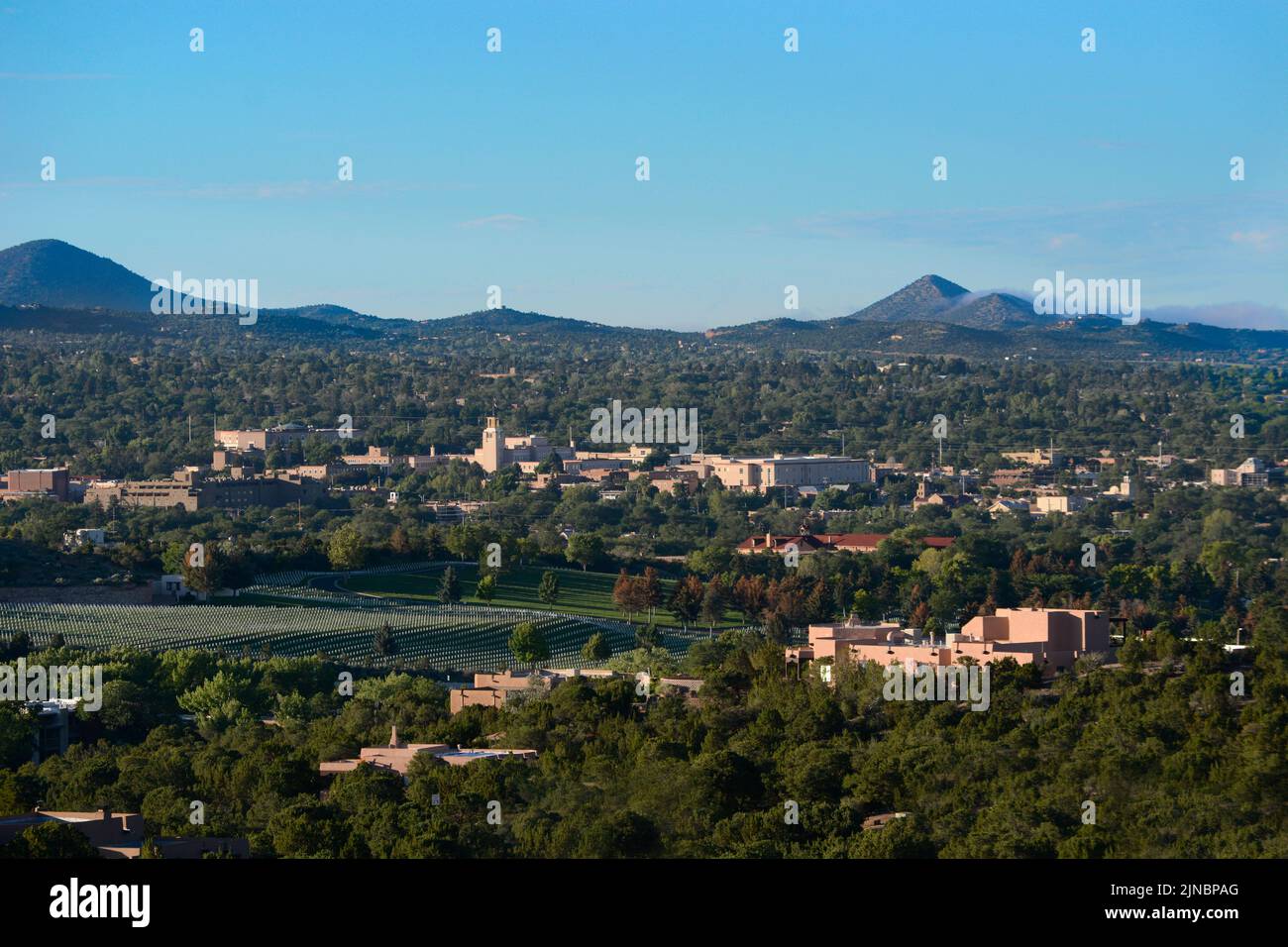 Ein Blick auf Santa Fe, New Mexico, von den umliegenden Hügeln. Stockfoto