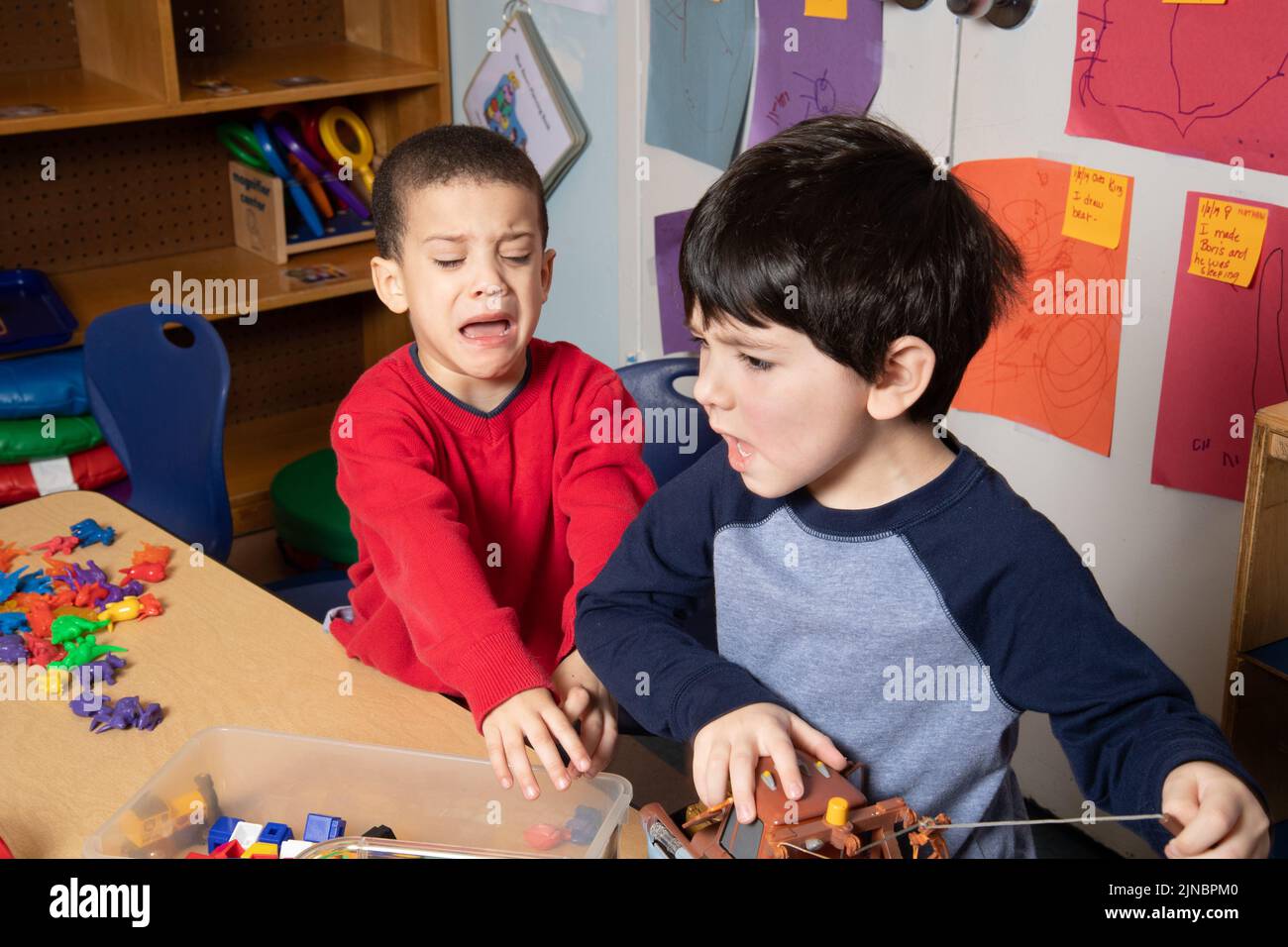 Bildung Vorschule Kinderbetreuung 3 Jahre alt zwei Jungen Konflikt über Spielzeug Konflikt Lösung Serie # Stockfoto
