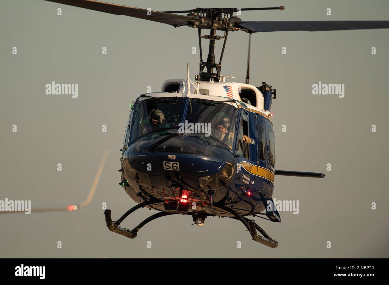 Ein UH-1N Huey, der der Hubschrauberstaffel 1. (1 HS), Joint Base Andrews (JBA), Maryland, zugewiesen wurde, schwebt über der JBA-Fluglinie, 8. August 2022. 1 die Mission von HS besteht darin, eine vorrangige Luftbrücke für hochrangige zivile und militärische Führungskräfte auf nationaler Ebene in der Region der Hauptstadt zu schaffen. (USA Luftwaffe Foto von Master Sgt. Nicholikpriester) Stockfoto