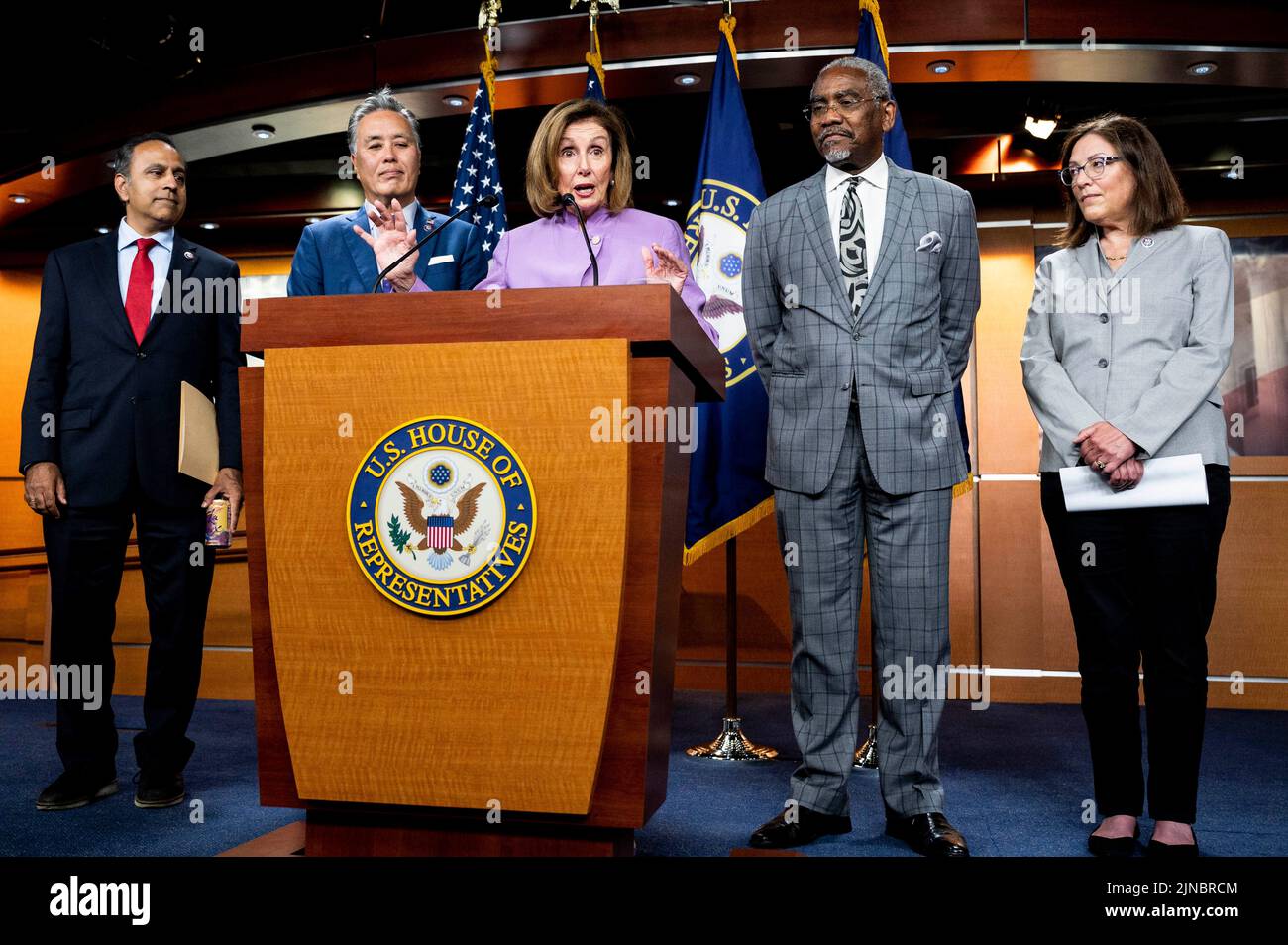Washington DC, USA. 10. August 2022, Washington, District of Columbia, USA: Die Sprecherin des Repräsentantenhauses, NANCY PELOSI (D-CA), sprach über eine kürzlich abgeordnete Delegation des Kongresses, zu der auch die Sprecherin des Repräsentantenhauses und andere Mitglieder des Kongresses gehörten, die Taiwan und andere Länder der Region besuchten. (Bild: © Michael Brochstein/ZUMA Press Wire) Bild: ZUMA Press, Inc./Alamy Live News Stockfoto