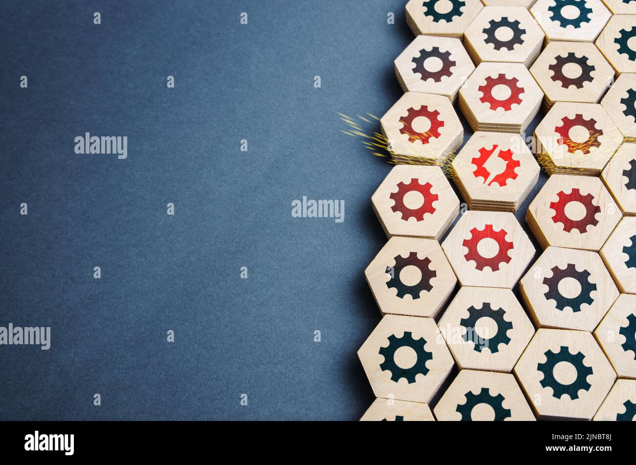 Ein Ausfall betrifft das gesamte System. Schäden an verwandten Teilen. Kritischer Ausfall. Zuverlässigkeit und Fehlertoleranz. Führen Sie Reparaturen durch. Entschlossenheit, erro Stockfoto