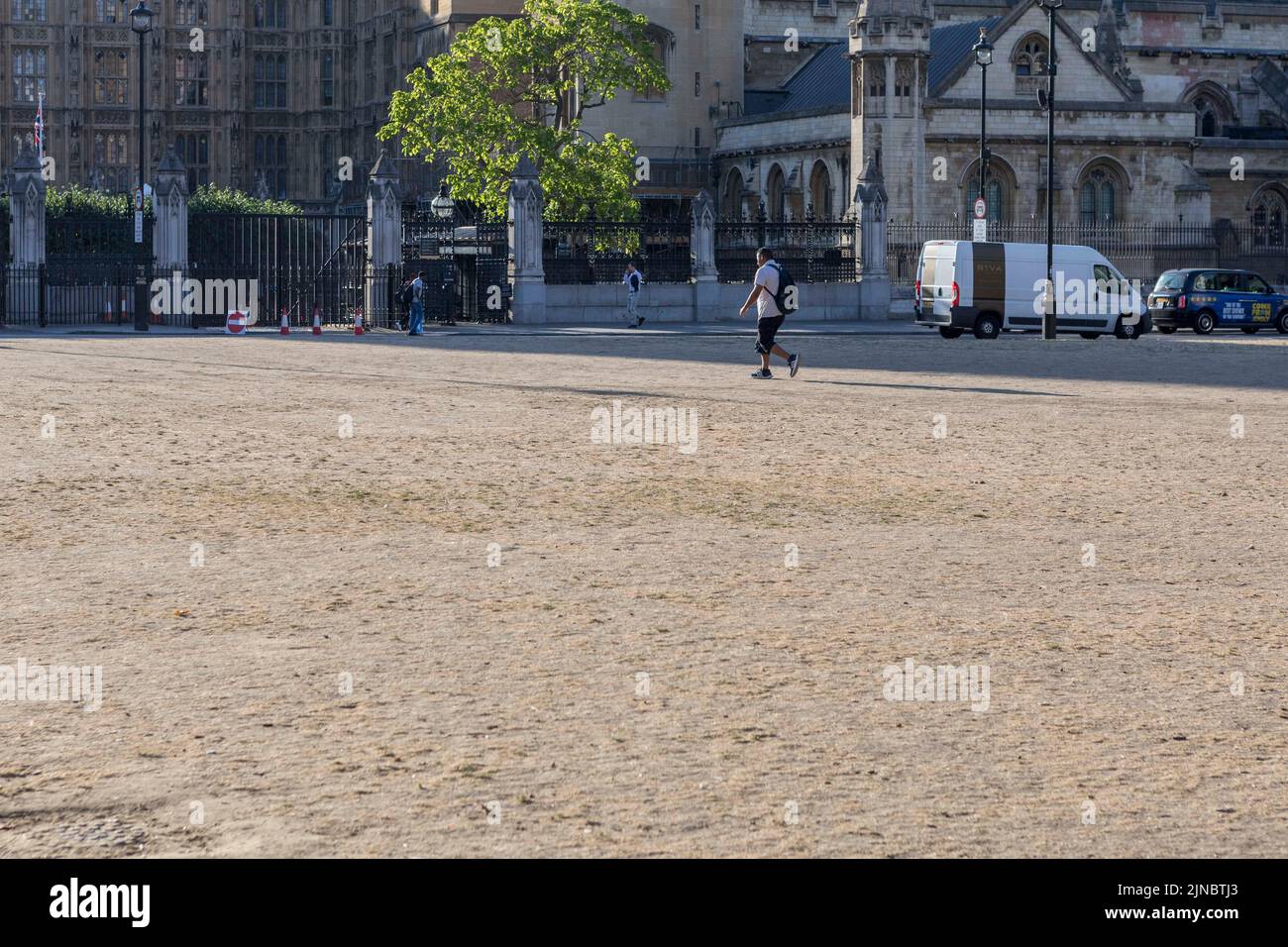Heute Morgen wird auf dem Parliament Square Gras ausgetrockelt. Großbritannien erlebt derzeit trockenes Wetter. Bild aufgenommen am 4.. August 2022. © Belinda Jiao Stockfoto