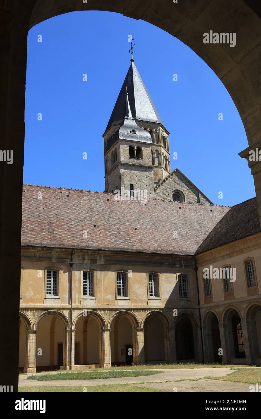 Le clocher de l'Eau bénite et la Tour de l'horloge. Cloître. Abbatiale Saint-Pierre et Saint-Paul. Cluny. Saône-et-Loire. Bourgogne. Frankreich. Europa. Stockfoto