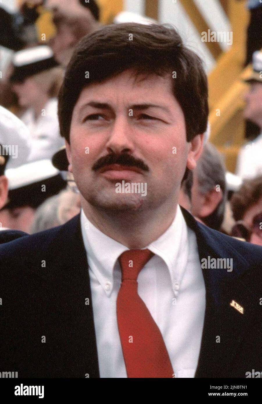 Terry Branstad nimmt an der Wiederinbetriebnahme-Zeremonie für die USS Iowa, 28. April 1984, Teil Stockfoto