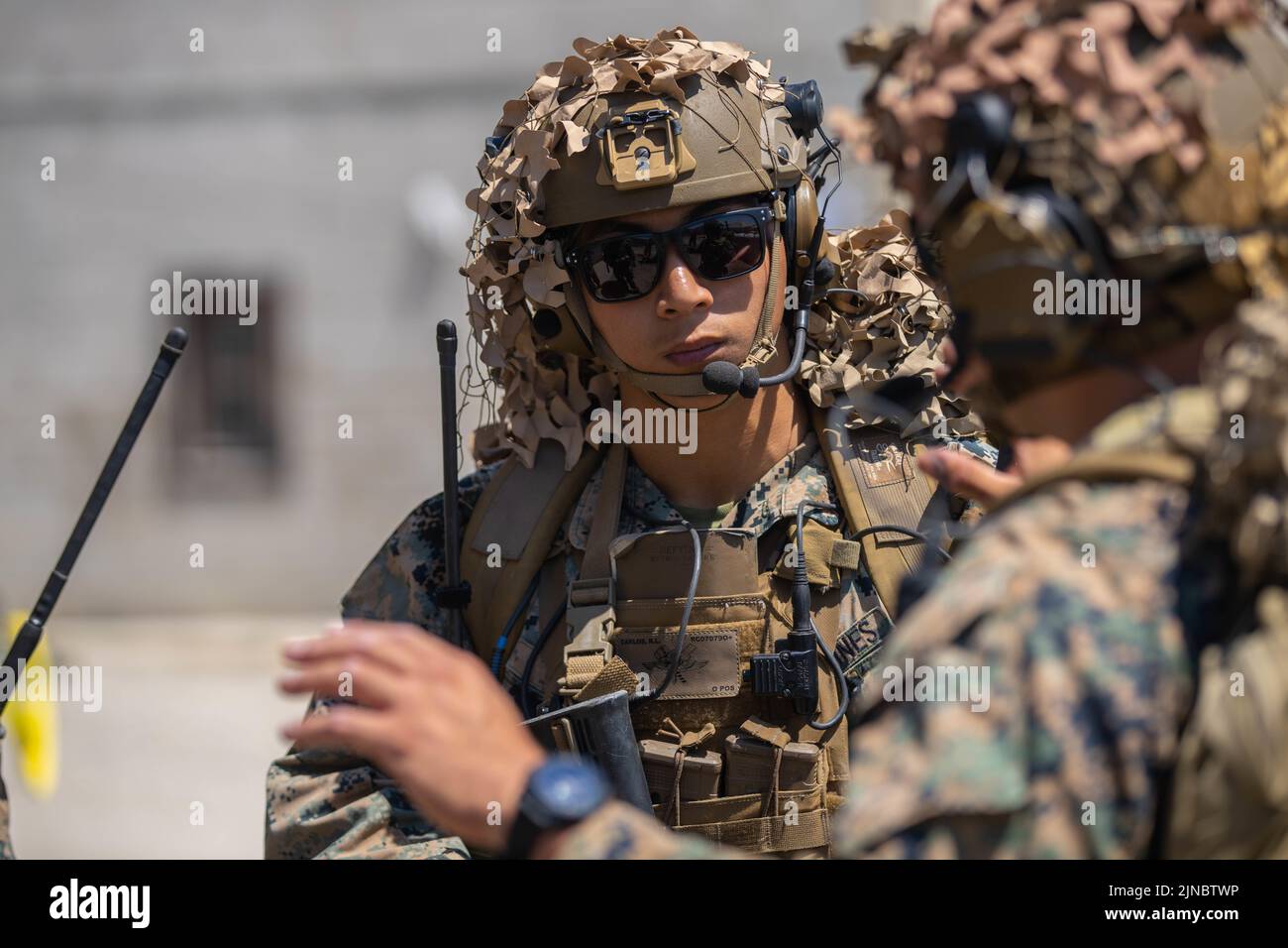 US Marine Forward Observer mit 1. Air Naval Gunfire Liaison Company, 1 Marine Expeditionary Force Information Group, bereitet sich darauf vor, bei engen Luftunterstützungsoperationen in Camp Pendleton, Kalifornien, am 2. August 2022, zu helfen. 1. ANGLICO übt CAS-Übungen, um sicherzustellen, dass das Bodenkampf-Element und das Air-Combat-Element synchron sind und bereit sind, Mission-Tasking auf der ganzen Welt zu erledigen. (USA Marine Corps Foto von Staff Sgt. David Bickel) Stockfoto