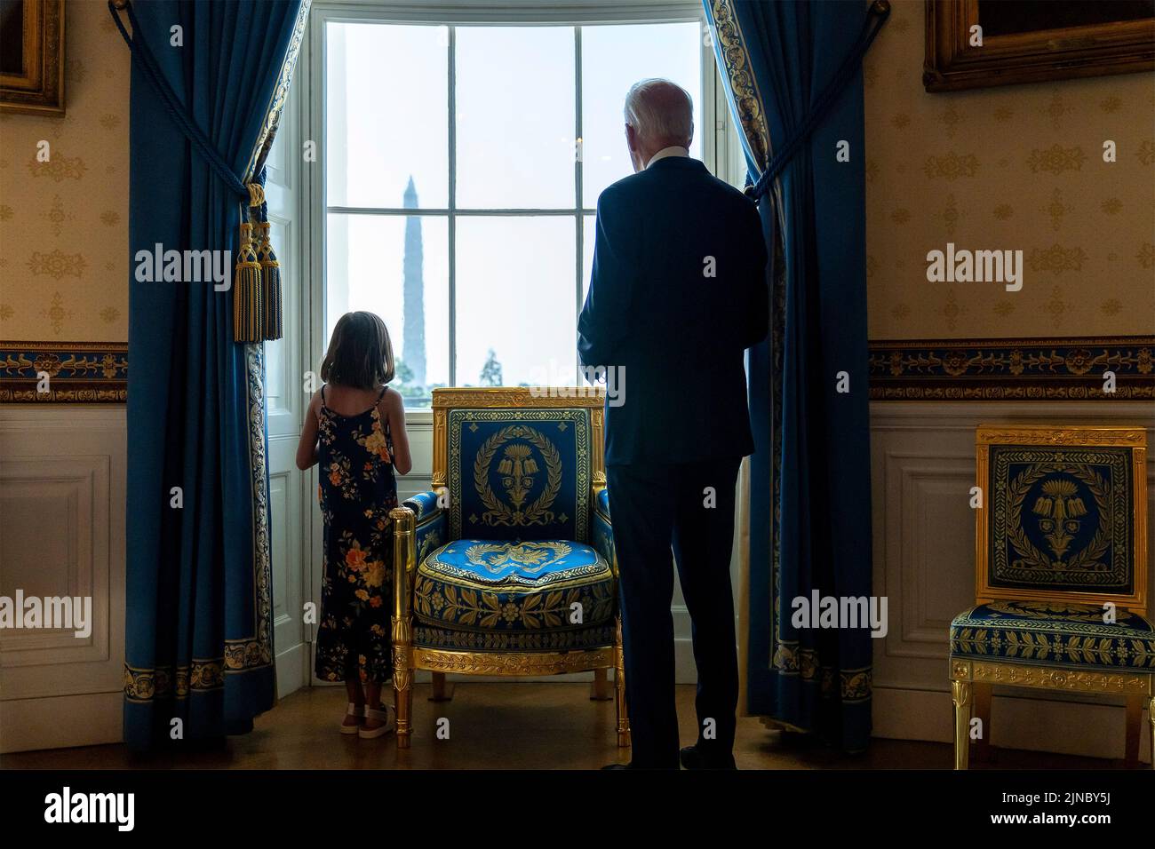 Washington, Vereinigte Staaten Von Amerika. 10. August 2022. Washington, Vereinigte Staaten von Amerika. 10. August 2022. US-Präsident Joe Biden blickt mit Brielle Robinson, Tochter von Sgt, aus dem Fenster. 1. Class Heath Robinson, vor der Unterzeichnung des PACT-Gesetzes von 2022 im Blauen Raum des Weißen Hauses, 10. August 2022 in Washington, DC das neue Gesetz erweitert die Vorteile der Gesundheitsversorgung für Veteranen, die Krankheiten aufgrund ihrer Exposition gegenüber toxischen Substanzen während ihres Dienstes entwickelt haben. Bild: Adam Schultz/White House Photo/Alamy Live News Stockfoto