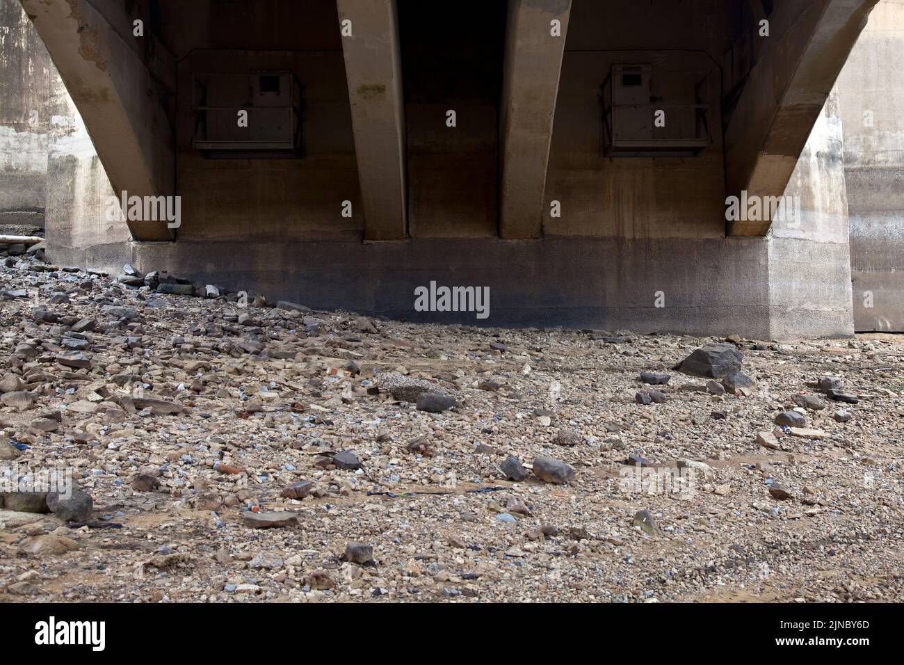 Trockene Bedingungen und niedrige Wasservorräte am Ladybower Reservoir, Peak District, während der Dürre im Sommer 2022 Stockfoto