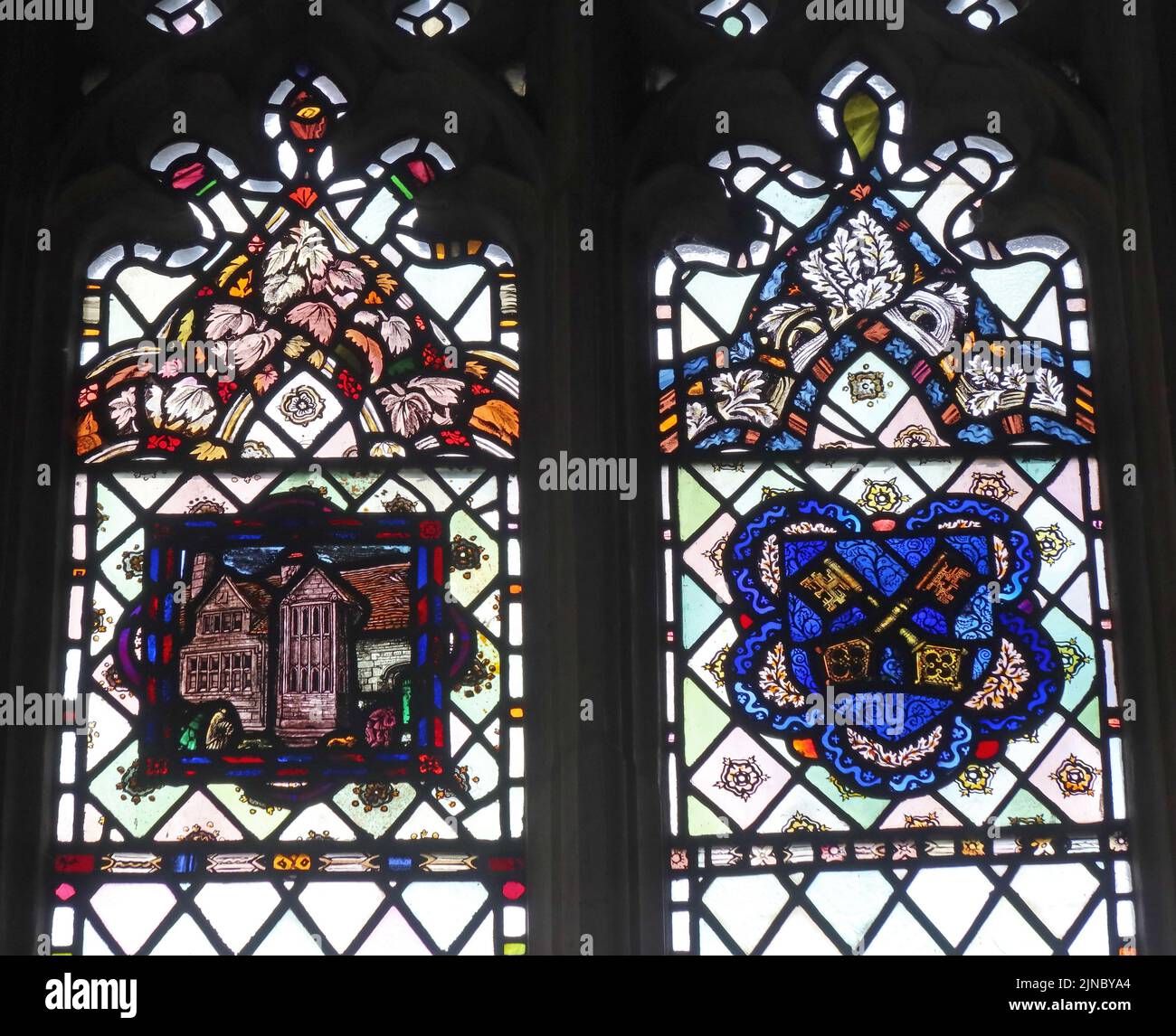 Buntglas in der St James Wool Church, Chipping Campden, Cotswolds, Oxfordshire, England, Großbritannien, GL55 6AA Stockfoto
