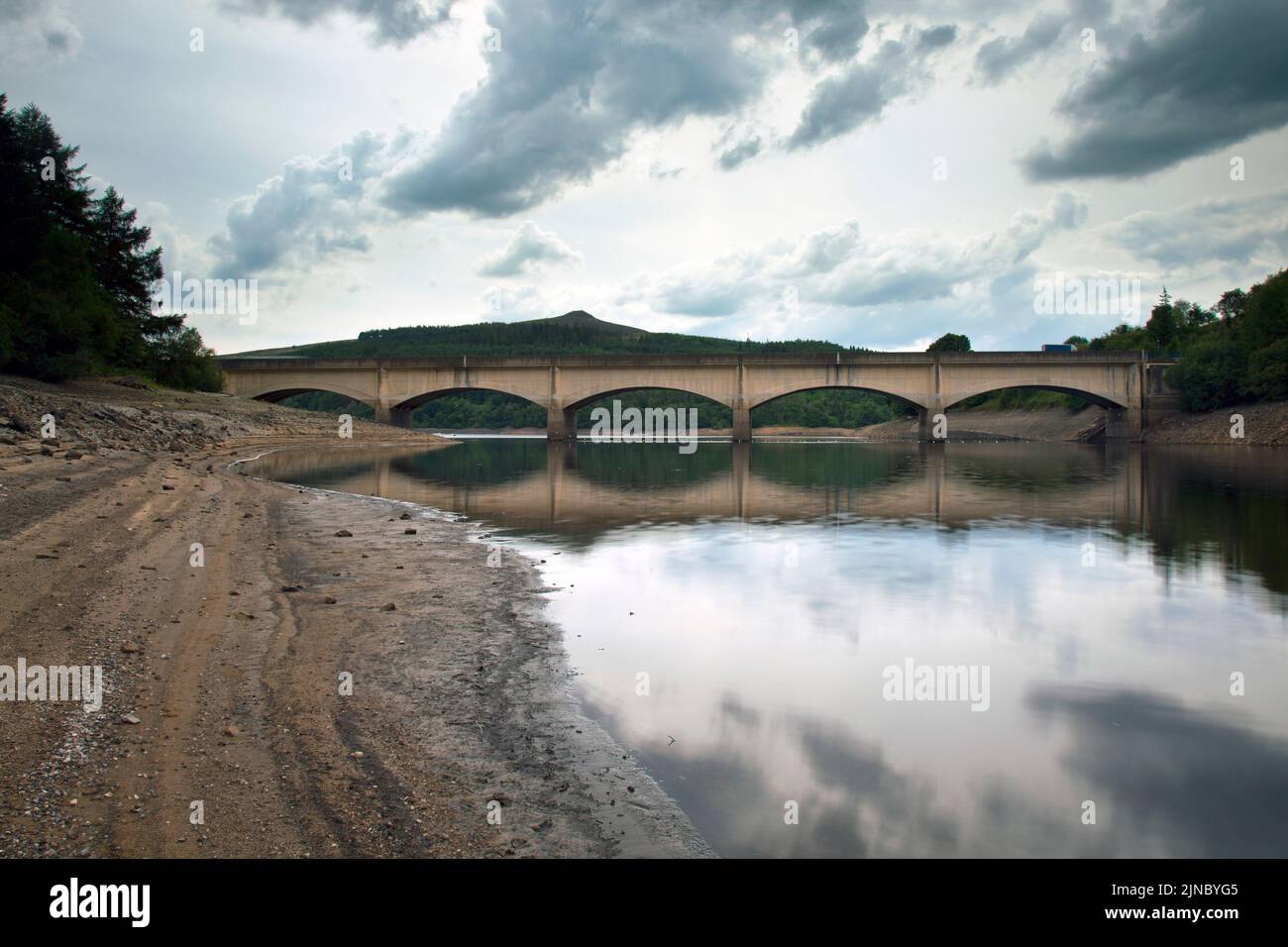 Trockene Bedingungen und niedrige Wasservorräte am Ladybower Reservoir, Peak District, während der Dürre im Sommer 2022 Stockfoto