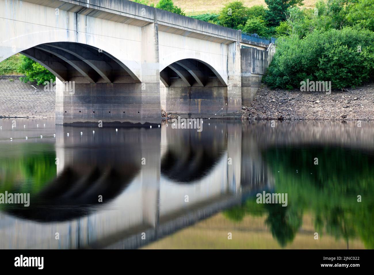 Trockene Bedingungen und niedrige Wasservorräte am Ladybower Reservoir, Peak District, während der Dürre im Sommer 2022 Stockfoto