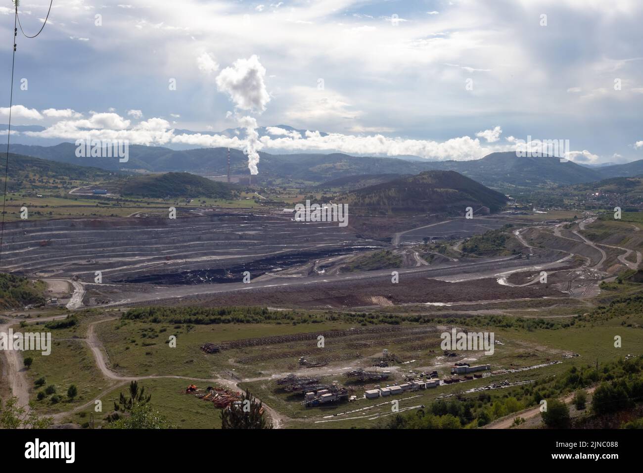 Die größte thermoelektrische Anlage 'Pljevlja' in der Nähe der Stadt Pljevlja in Montenegro, mit großen Schornsteinen in einer ländlichen Landschaft Stockfoto