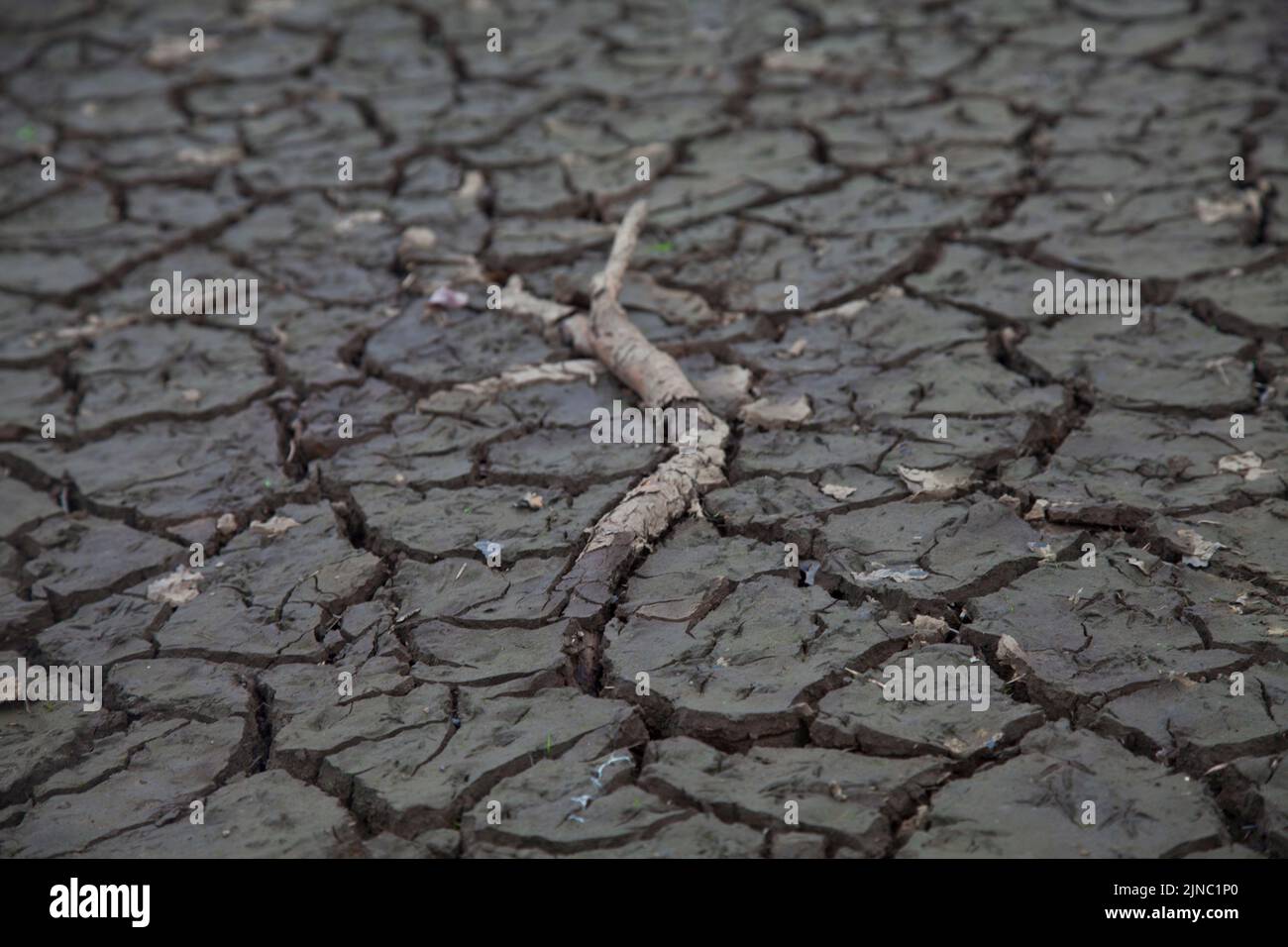 Trockene Bedingungen an den Stauseen Ladybower und Derwent, Sommer 2022 im Peak District Stockfoto