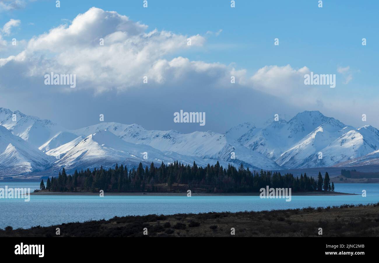 Malerische Berglandschaft mit schneebedeckten Bergen als Hintergrund Stockfoto