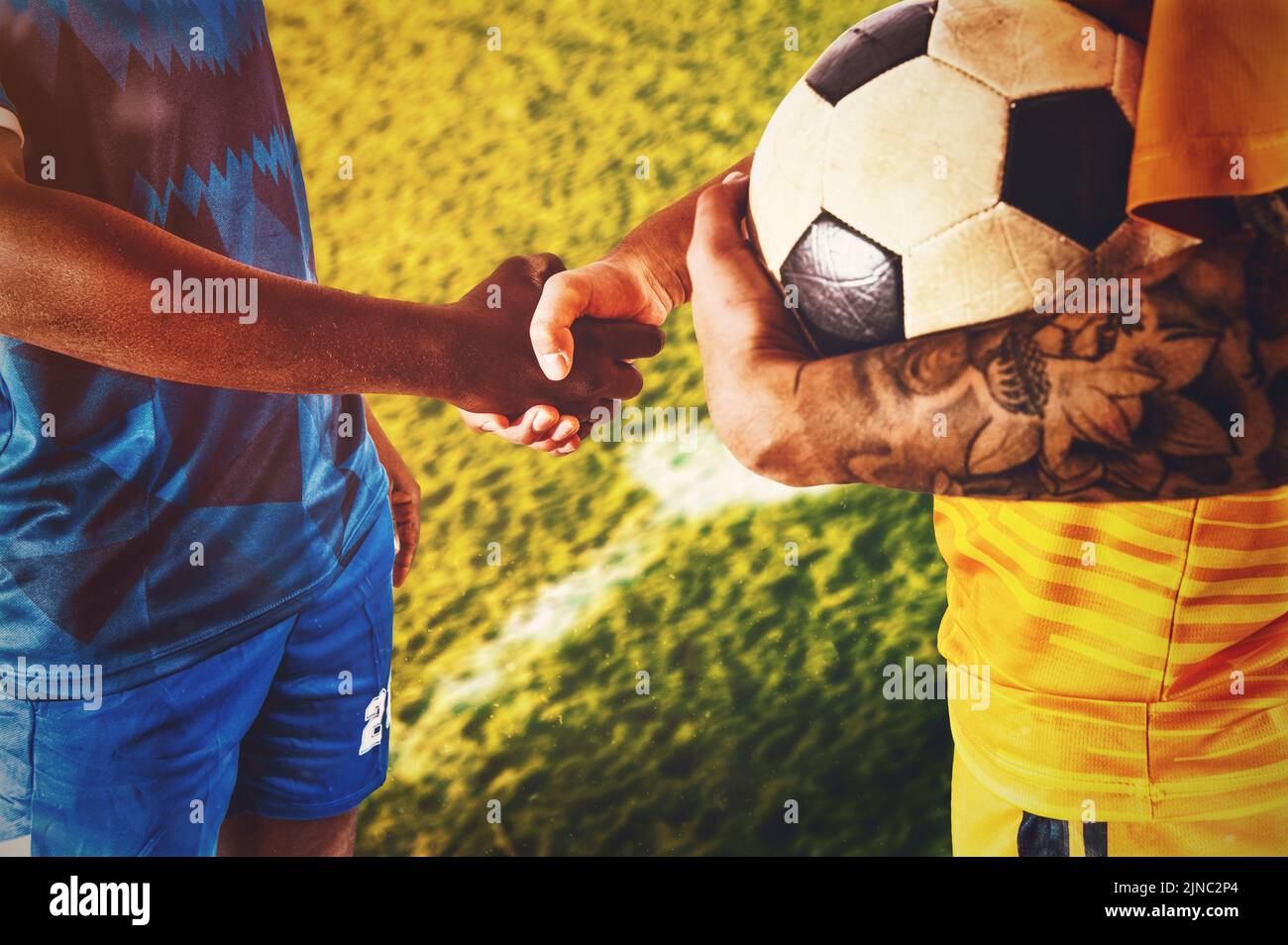 Zwei gegnerische Spieler geben am Ende des Spiels einen Handschlag Stockfoto
