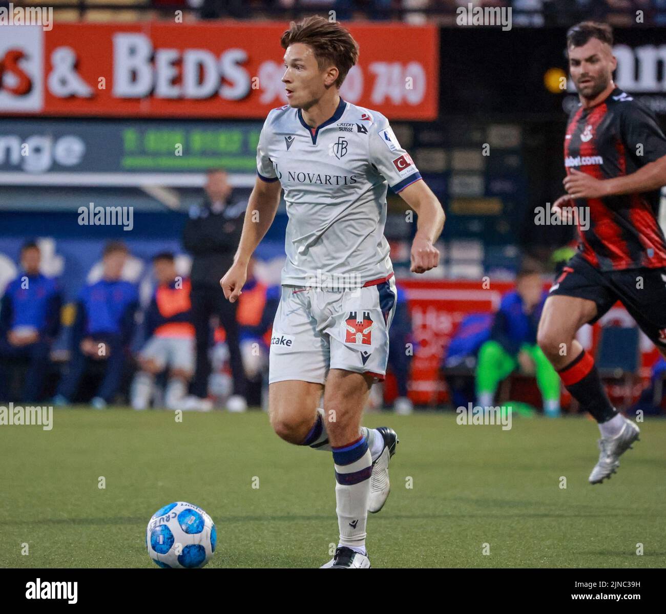 Seaview, Belfast, Nordirland, Großbritannien. 28. Juli 2022. UEFA Conference League zweite Qualifikationsrunde (zweite Etappe) – Crusaders gegen Basel. Fußballspieler im Einsatz FC Basel Fußballspieler Noah Katterbach (3). Stockfoto