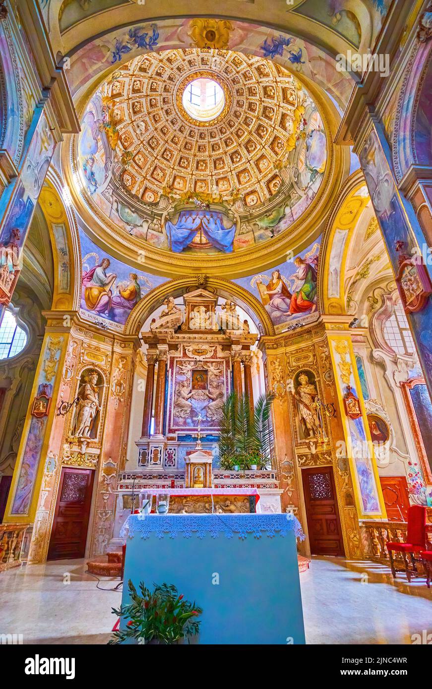 PAVIA, ITALIEN 9. APRIL 2022 Das Presbyterium mit dem Hochaltar der