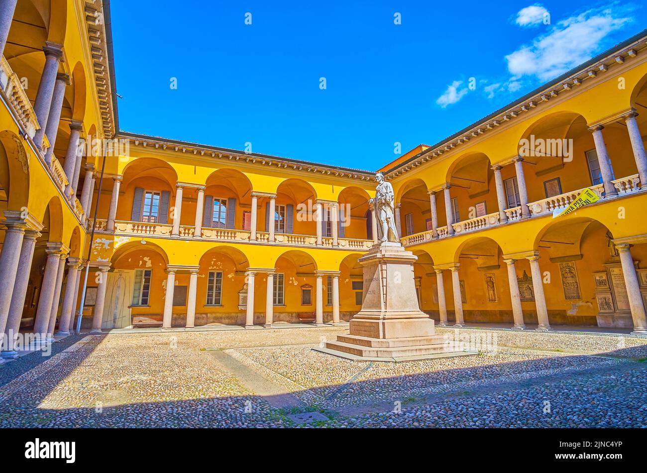 PAVIA, ITALIEN - 9. APRIL 2022: Der große mittelalterliche Innenhof der Universität von Pavia mit einer Statue von Alessandro Volta, am 9. April in Pavia, Italien Stockfoto