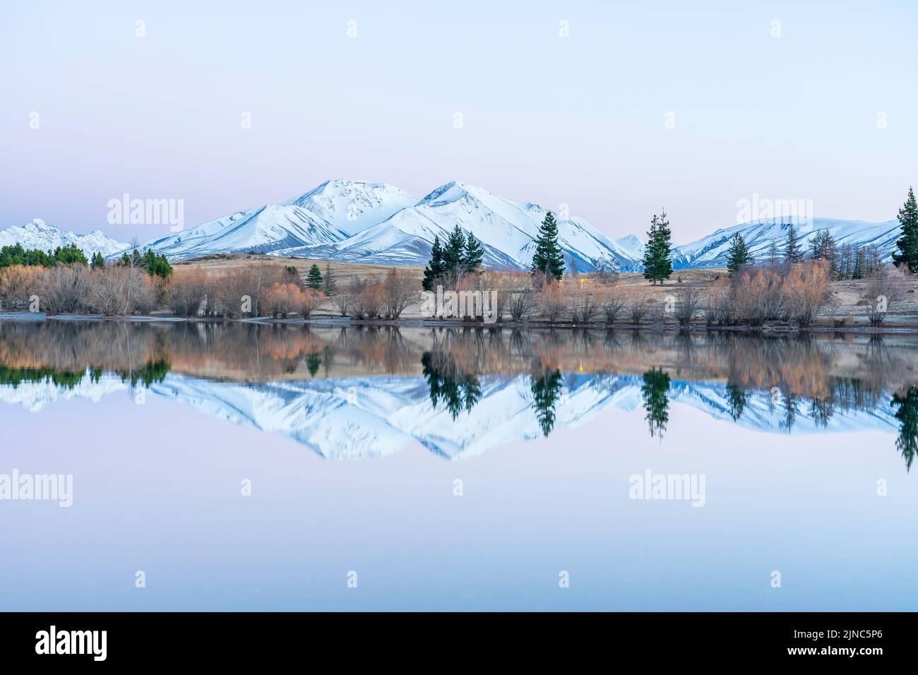 Malerische Berglandschaft mit schneebedeckten Bergen als Hintergrund Stockfoto