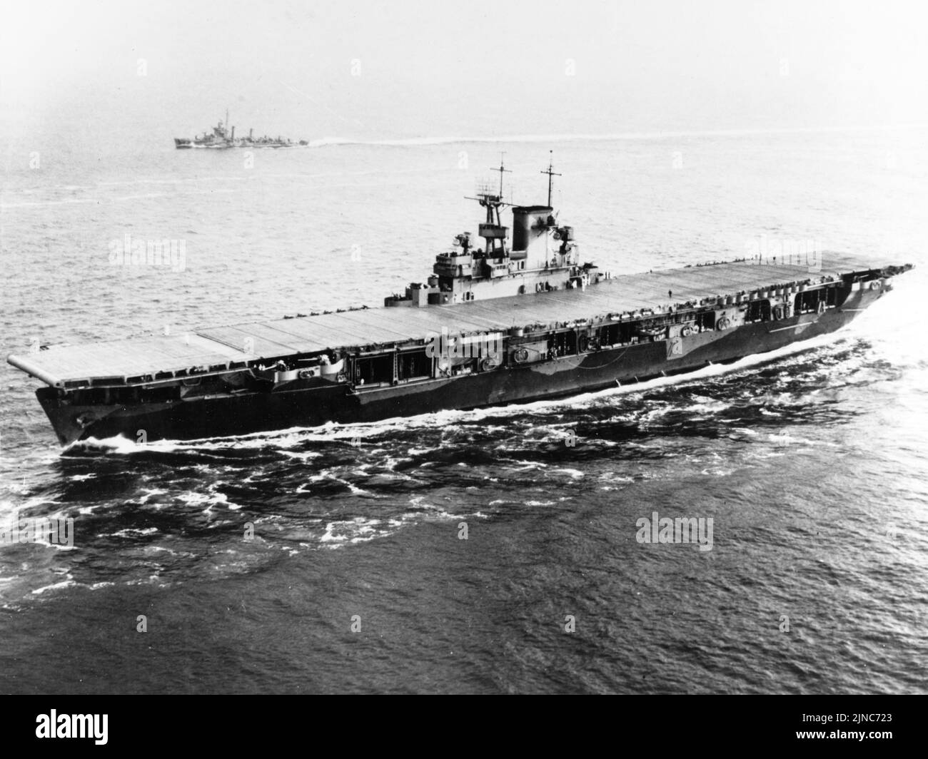 Der US-amerikanische Flugzeugträger USS Wasp (CV-7), der am 26. Mai 1942 in Hampton Roads, Virginia (USA) eintrat. Im Hintergrund ist der eskortierende Zerstörer USS Edison (DD-439) zu sehen. USS Wasp wurde wenige Monate später versenkt, nachdem es während der Invasion von Guadalcanal im September 1942 torpediert wurde. Stockfoto