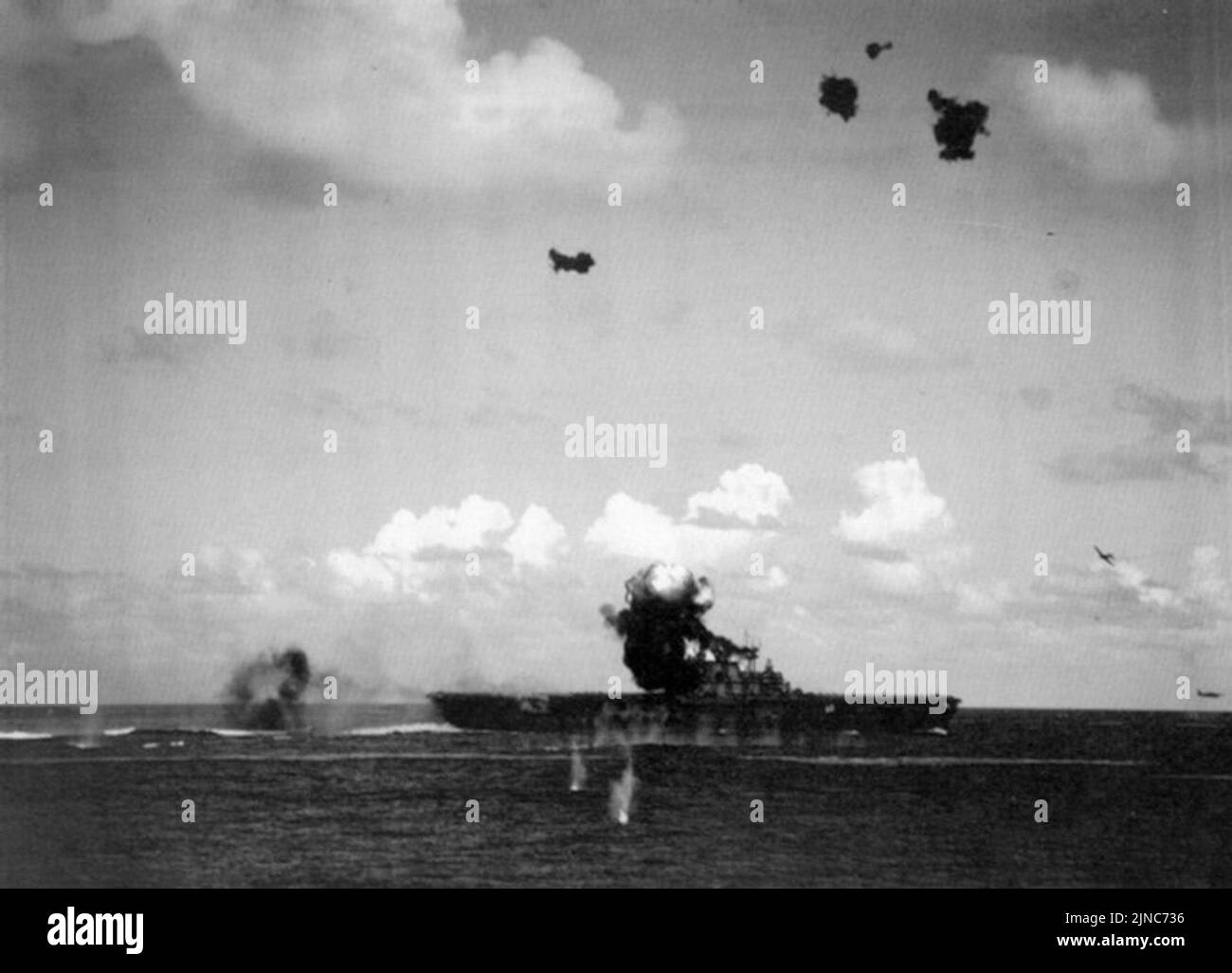 Während der Schlacht von Santa Cruz, 26. Oktober 1942, explodiert ein beschädigter japanischer Tauchbomber auf dem Deck des US Navy-Flugzeugträgers USS Hornet. Stockfoto