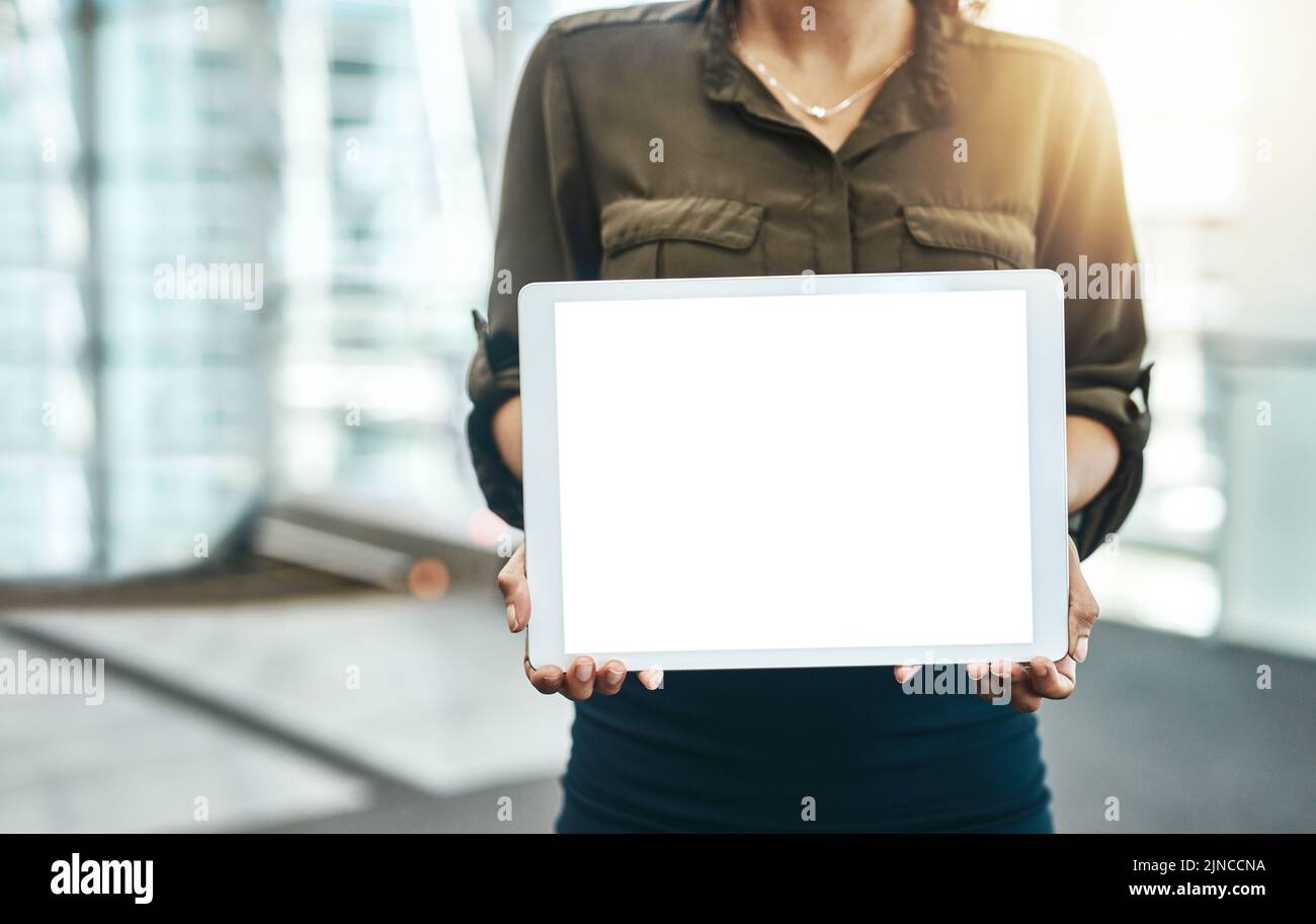 Es war ein Spaziergang im Park, seit ich das bekam. Eine unkenntliche Geschäftsfrau, die in einem modernen Büro ein digitales Tablet vorstellt. Stockfoto